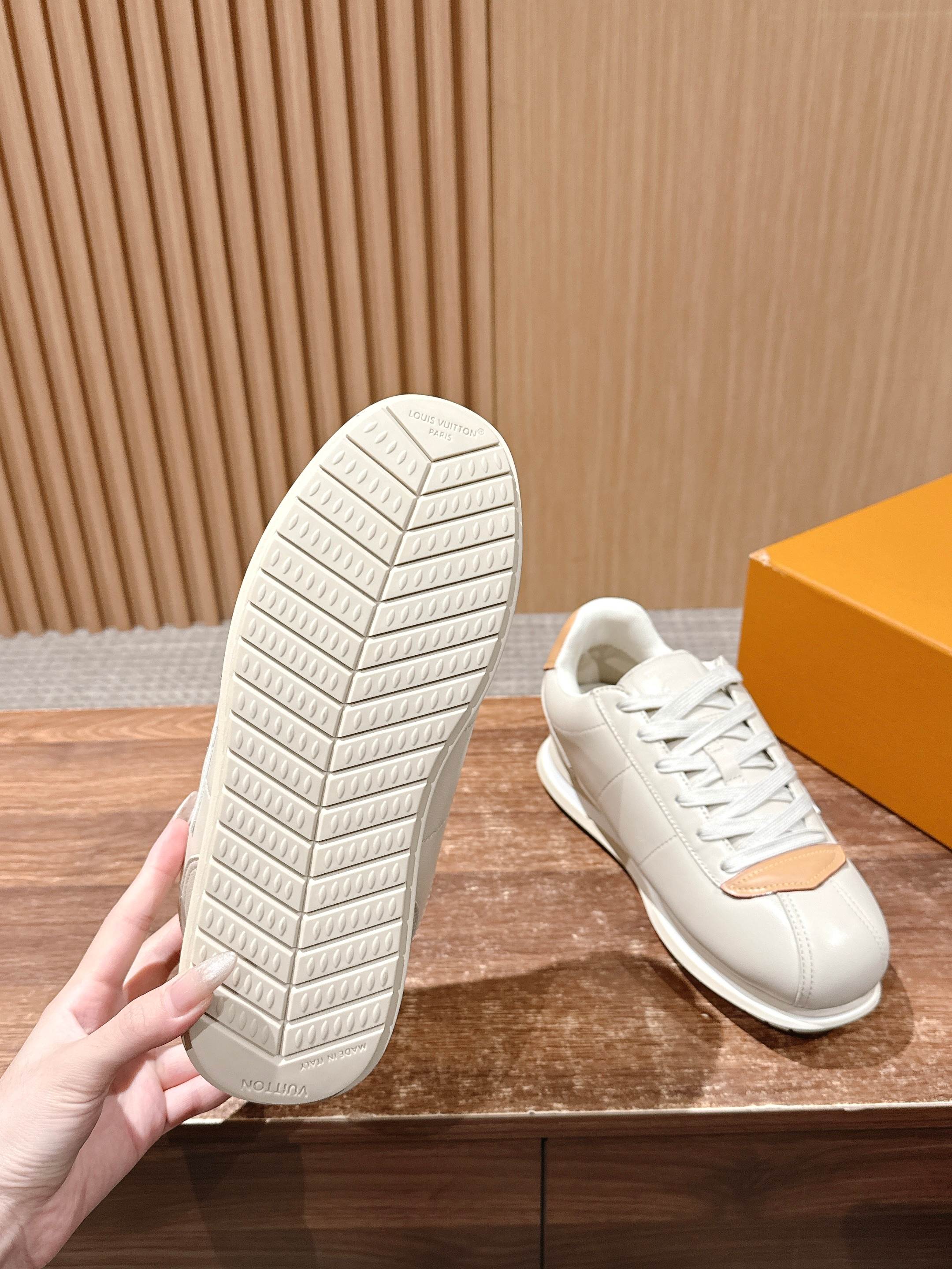 💰390 𝐋𝐨𝐮𝐢𝐬 𝐕𝐮𝐢𝐭𝐭𝐨𝐧「𝐁𝐮𝐭𝐭𝐞𝐫𝐬𝐨𝐟𝐭」驴牌新款休闲运动鞋面包鞋

Pharrell 再度引爆潮流圈！鞋款以细腻的材质和简约设计为特色，迅速吸引了粉丝关注。「Buttersoft」 这款鞋延续了 Pharrell 一贯的潮流审美，与Louis Vuitton 的工艺美学形成巧妙结合。材质的柔软与设计的硬朗对比，为鞋款增添了视觉张力。如果这款鞋证实为两人的再度联手，将意味着这对传奇组合正在为奢侈品行业注入全新的街头能量！

Size：女35-39/40订 男39-46（45/46订）