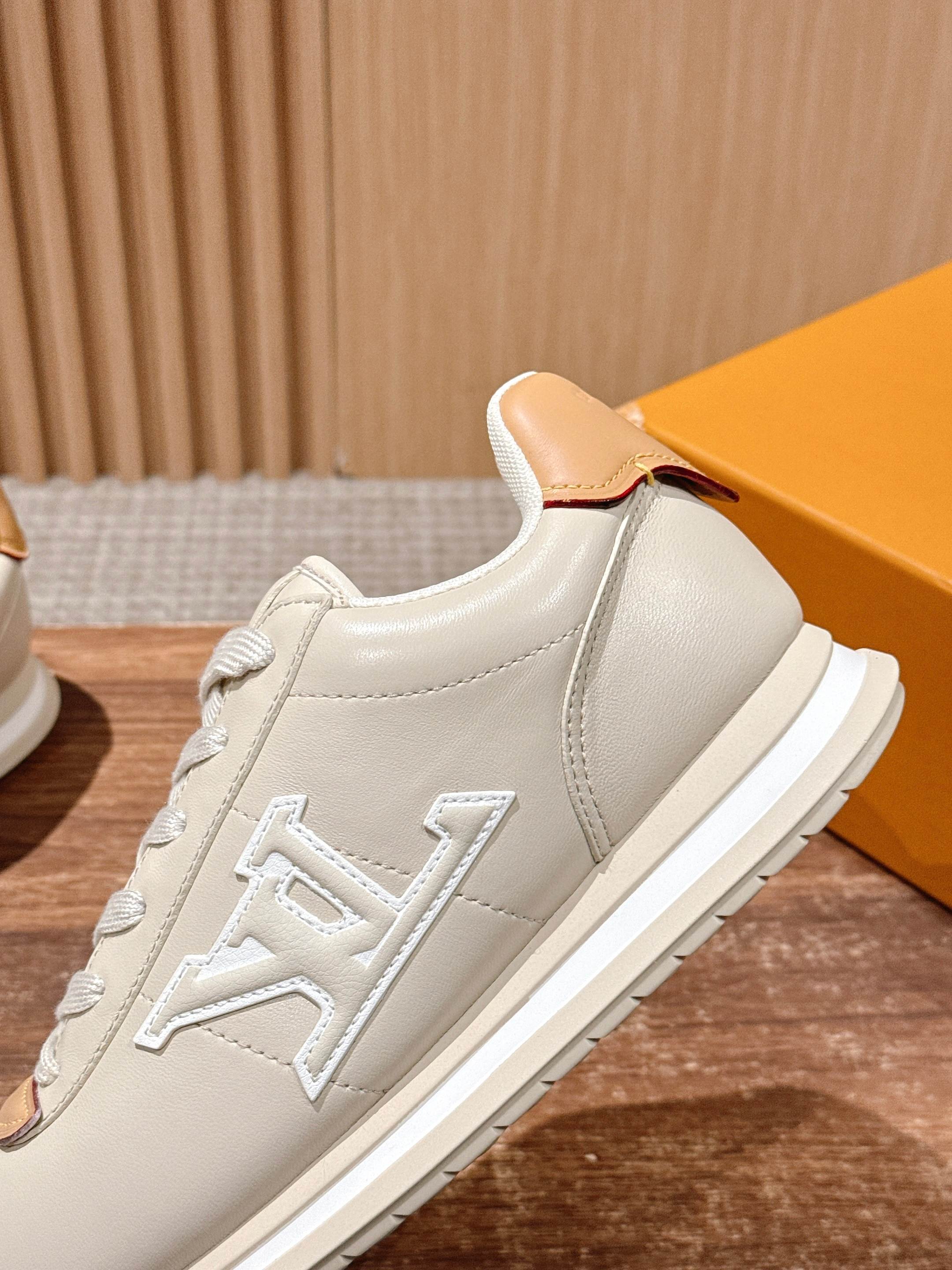 💰390 𝐋𝐨𝐮𝐢𝐬 𝐕𝐮𝐢𝐭𝐭𝐨𝐧「𝐁𝐮𝐭𝐭𝐞𝐫𝐬𝐨𝐟𝐭」驴牌新款休闲运动鞋面包鞋

Pharrell 再度引爆潮流圈！鞋款以细腻的材质和简约设计为特色，迅速吸引了粉丝关注。「Buttersoft」 这款鞋延续了 Pharrell 一贯的潮流审美，与Louis Vuitton 的工艺美学形成巧妙结合。材质的柔软与设计的硬朗对比，为鞋款增添了视觉张力。如果这款鞋证实为两人的再度联手，将意味着这对传奇组合正在为奢侈品行业注入全新的街头能量！

Size：女35-39/40订 男39-46（45/46订）