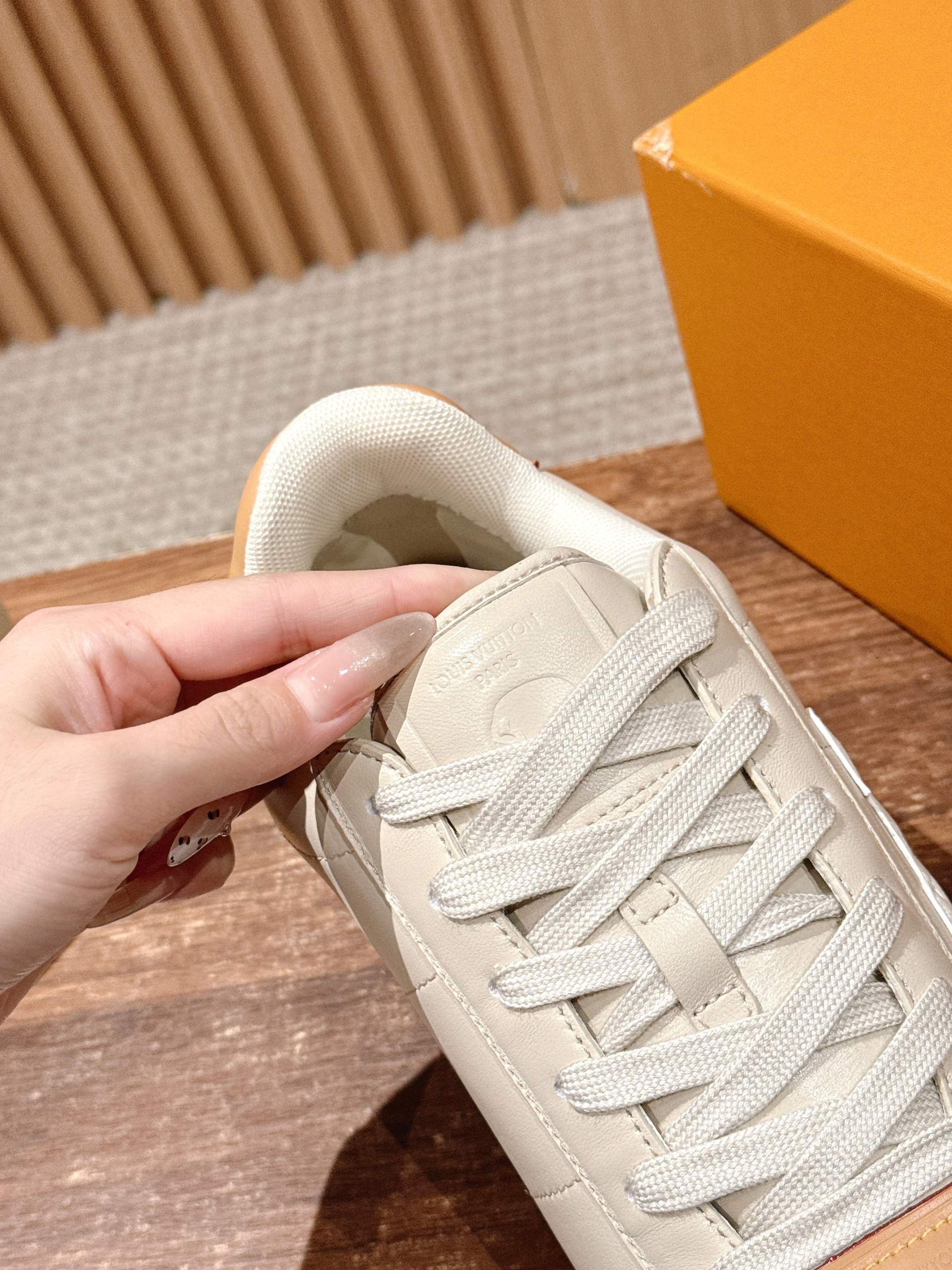 💰390 𝐋𝐨𝐮𝐢𝐬 𝐕𝐮𝐢𝐭𝐭𝐨𝐧「𝐁𝐮𝐭𝐭𝐞𝐫𝐬𝐨𝐟𝐭」驴牌新款休闲运动鞋面包鞋

Pharrell 再度引爆潮流圈！鞋款以细腻的材质和简约设计为特色，迅速吸引了粉丝关注。「Buttersoft」 这款鞋延续了 Pharrell 一贯的潮流审美，与Louis Vuitton 的工艺美学形成巧妙结合。材质的柔软与设计的硬朗对比，为鞋款增添了视觉张力。如果这款鞋证实为两人的再度联手，将意味着这对传奇组合正在为奢侈品行业注入全新的街头能量！

Size：女35-39/40订 男39-46（45/46订）