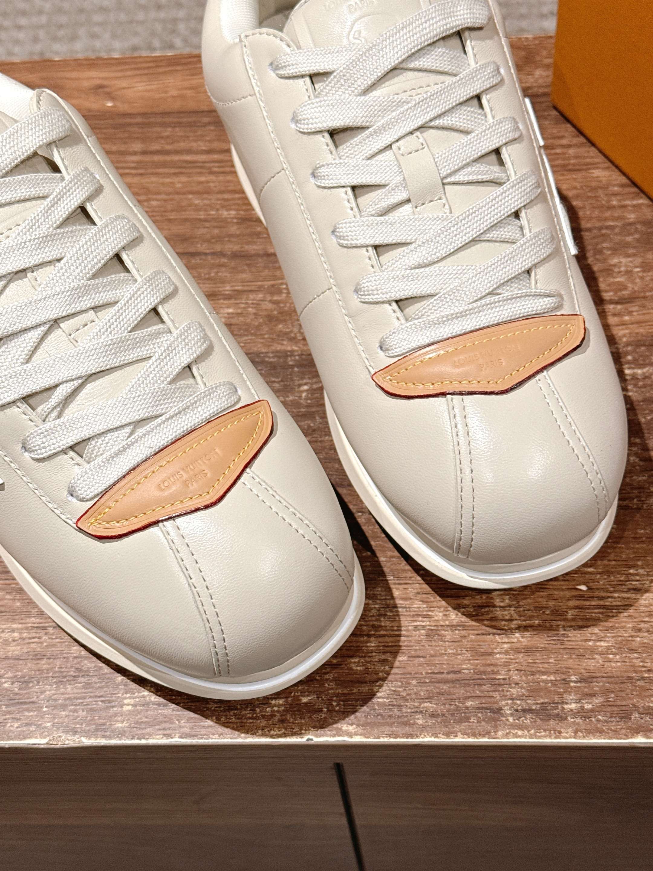 💰390 𝐋𝐨𝐮𝐢𝐬 𝐕𝐮𝐢𝐭𝐭𝐨𝐧「𝐁𝐮𝐭𝐭𝐞𝐫𝐬𝐨𝐟𝐭」驴牌新款休闲运动鞋面包鞋

Pharrell 再度引爆潮流圈！鞋款以细腻的材质和简约设计为特色，迅速吸引了粉丝关注。「Buttersoft」 这款鞋延续了 Pharrell 一贯的潮流审美，与Louis Vuitton 的工艺美学形成巧妙结合。材质的柔软与设计的硬朗对比，为鞋款增添了视觉张力。如果这款鞋证实为两人的再度联手，将意味着这对传奇组合正在为奢侈品行业注入全新的街头能量！

Size：女35-39/40订 男39-46（45/46订）