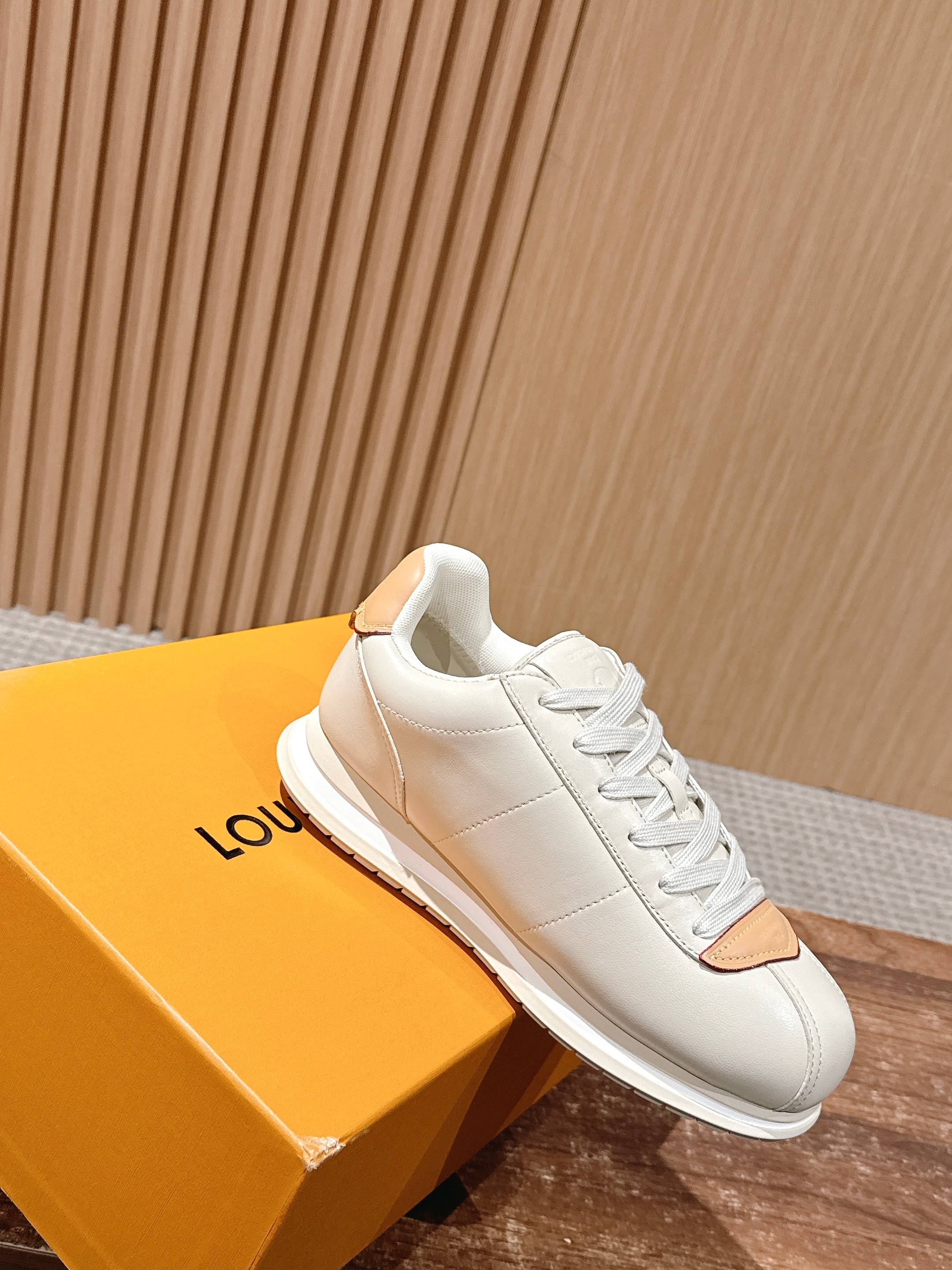 💰390 𝐋𝐨𝐮𝐢𝐬 𝐕𝐮𝐢𝐭𝐭𝐨𝐧「𝐁𝐮𝐭𝐭𝐞𝐫𝐬𝐨𝐟𝐭」驴牌新款休闲运动鞋面包鞋

Pharrell 再度引爆潮流圈！鞋款以细腻的材质和简约设计为特色，迅速吸引了粉丝关注。「Buttersoft」 这款鞋延续了 Pharrell 一贯的潮流审美，与Louis Vuitton 的工艺美学形成巧妙结合。材质的柔软与设计的硬朗对比，为鞋款增添了视觉张力。如果这款鞋证实为两人的再度联手，将意味着这对传奇组合正在为奢侈品行业注入全新的街头能量！

Size：女35-39/40订 男39-46（45/46订）