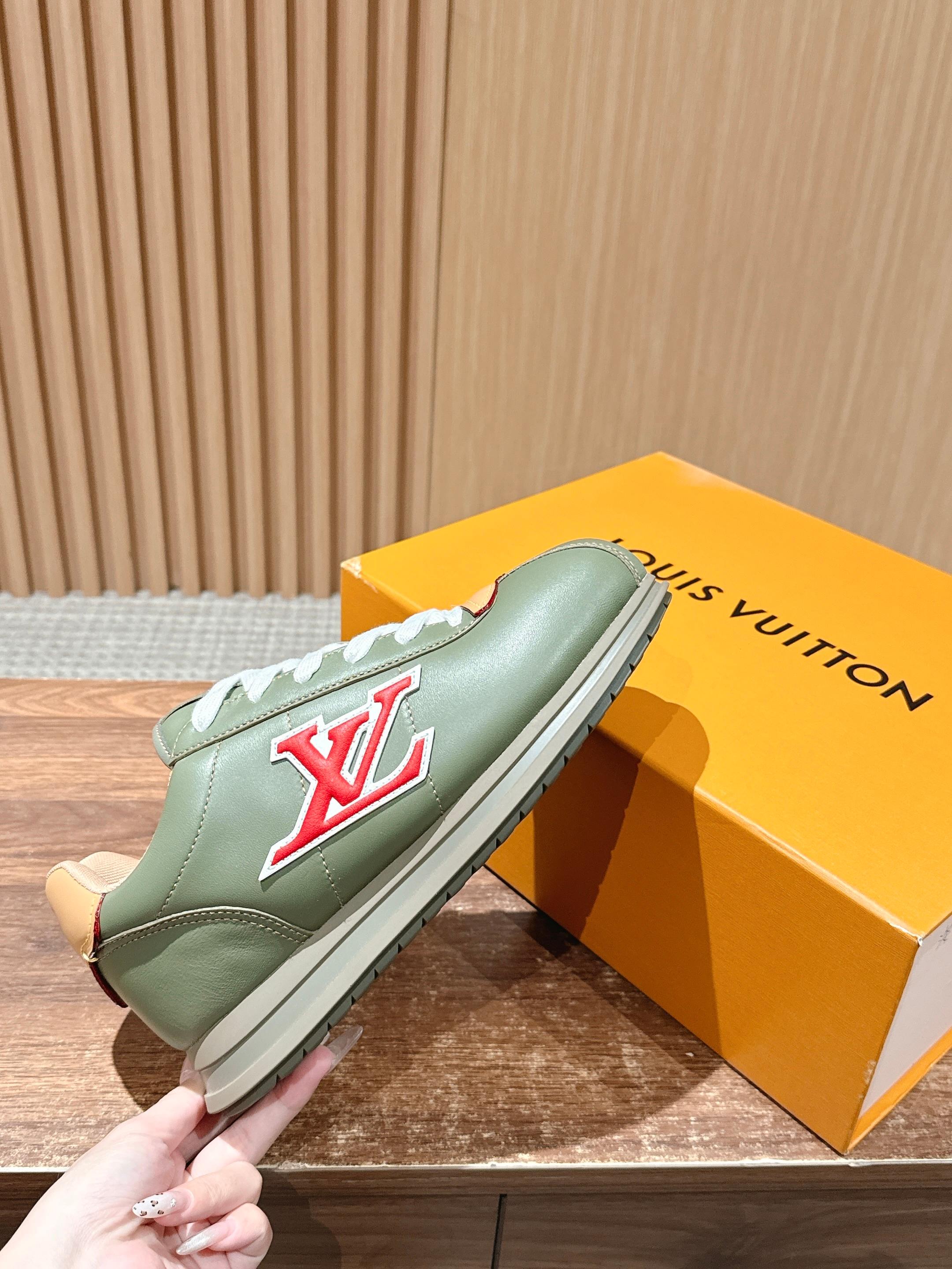 💰390 𝐋𝐨𝐮𝐢𝐬 𝐕𝐮𝐢𝐭𝐭𝐨𝐧「𝐁𝐮𝐭𝐭𝐞𝐫𝐬𝐨𝐟𝐭」驴牌新款休闲运动鞋面包鞋

Pharrell 再度引爆潮流圈！鞋款以细腻的材质和简约设计为特色，迅速吸引了粉丝关注。「Buttersoft」 这款鞋延续了 Pharrell 一贯的潮流审美，与Louis Vuitton 的工艺美学形成巧妙结合。材质的柔软与设计的硬朗对比，为鞋款增添了视觉张力。如果这款鞋证实为两人的再度联手，将意味着这对传奇组合正在为奢侈品行业注入全新的街头能量！

Size：女35-39/40订 男39-46（45/46订）