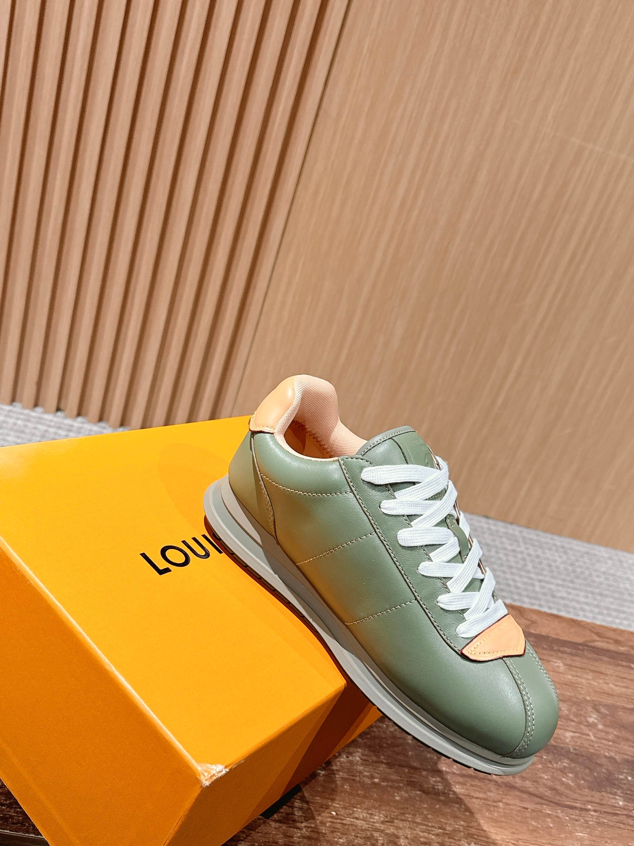 💰390 𝐋𝐨𝐮𝐢𝐬 𝐕𝐮𝐢𝐭𝐭𝐨𝐧「𝐁𝐮𝐭𝐭𝐞𝐫𝐬𝐨𝐟𝐭」驴牌新款休闲运动鞋面包鞋

Pharrell 再度引爆潮流圈！鞋款以细腻的材质和简约设计为特色，迅速吸引了粉丝关注。「Buttersoft」 这款鞋延续了 Pharrell 一贯的潮流审美，与Louis Vuitton 的工艺美学形成巧妙结合。材质的柔软与设计的硬朗对比，为鞋款增添了视觉张力。如果这款鞋证实为两人的再度联手，将意味着这对传奇组合正在为奢侈品行业注入全新的街头能量！

Size：女35-39/40订 男39-46（45/46订）