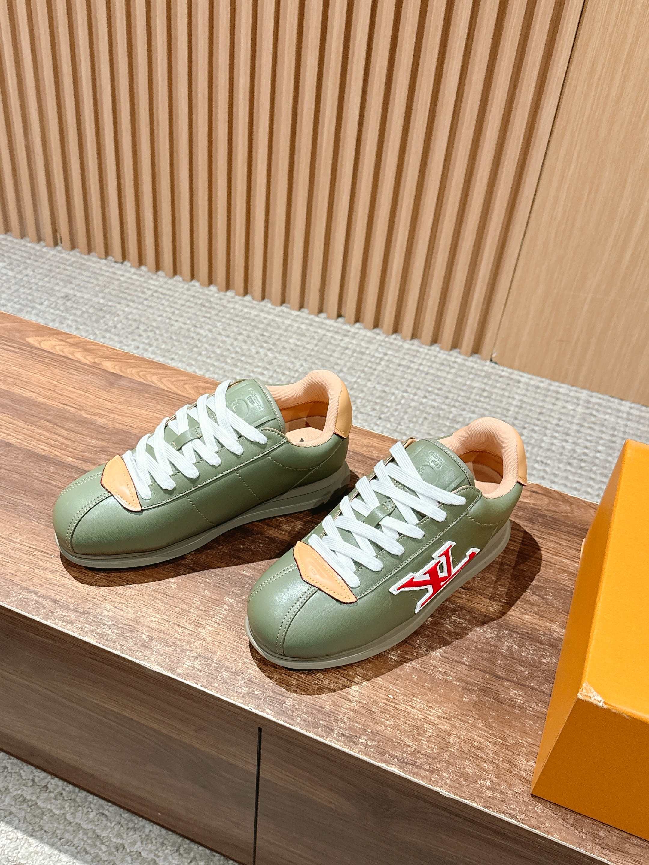 💰390 𝐋𝐨𝐮𝐢𝐬 𝐕𝐮𝐢𝐭𝐭𝐨𝐧「𝐁𝐮𝐭𝐭𝐞𝐫𝐬𝐨𝐟𝐭」驴牌新款休闲运动鞋面包鞋

Pharrell 再度引爆潮流圈！鞋款以细腻的材质和简约设计为特色，迅速吸引了粉丝关注。「Buttersoft」 这款鞋延续了 Pharrell 一贯的潮流审美，与Louis Vuitton 的工艺美学形成巧妙结合。材质的柔软与设计的硬朗对比，为鞋款增添了视觉张力。如果这款鞋证实为两人的再度联手，将意味着这对传奇组合正在为奢侈品行业注入全新的街头能量！

Size：女35-39/40订 男39-46（45/46订）