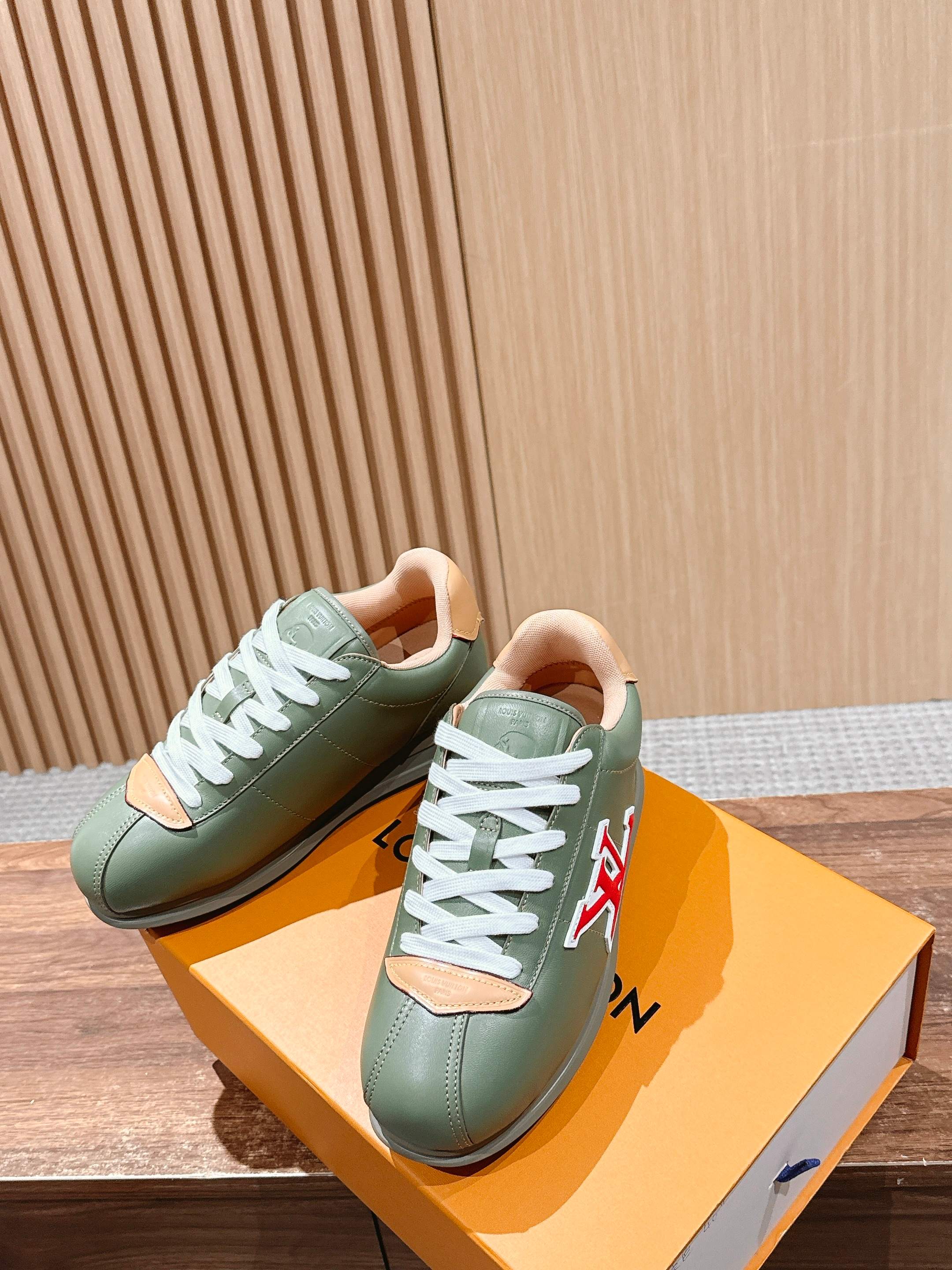 💰390 𝐋𝐨𝐮𝐢𝐬 𝐕𝐮𝐢𝐭𝐭𝐨𝐧「𝐁𝐮𝐭𝐭𝐞𝐫𝐬𝐨𝐟𝐭」驴牌新款休闲运动鞋面包鞋

Pharrell 再度引爆潮流圈！鞋款以细腻的材质和简约设计为特色，迅速吸引了粉丝关注。「Buttersoft」 这款鞋延续了 Pharrell 一贯的潮流审美，与Louis Vuitton 的工艺美学形成巧妙结合。材质的柔软与设计的硬朗对比，为鞋款增添了视觉张力。如果这款鞋证实为两人的再度联手，将意味着这对传奇组合正在为奢侈品行业注入全新的街头能量！

Size：女35-39/40订 男39-46（45/46订）