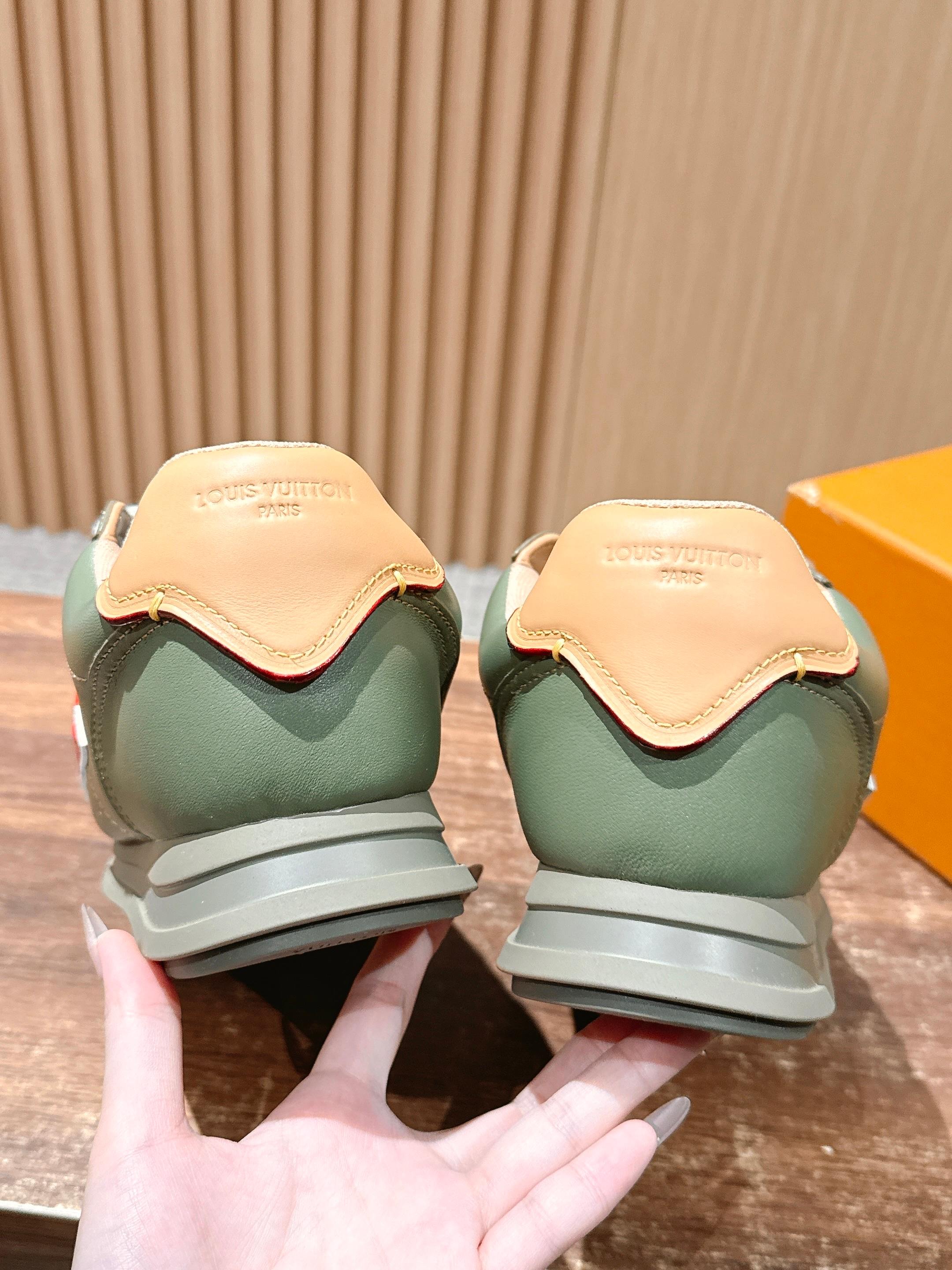 💰390 𝐋𝐨𝐮𝐢𝐬 𝐕𝐮𝐢𝐭𝐭𝐨𝐧「𝐁𝐮𝐭𝐭𝐞𝐫𝐬𝐨𝐟𝐭」驴牌新款休闲运动鞋面包鞋

Pharrell 再度引爆潮流圈！鞋款以细腻的材质和简约设计为特色，迅速吸引了粉丝关注。「Buttersoft」 这款鞋延续了 Pharrell 一贯的潮流审美，与Louis Vuitton 的工艺美学形成巧妙结合。材质的柔软与设计的硬朗对比，为鞋款增添了视觉张力。如果这款鞋证实为两人的再度联手，将意味着这对传奇组合正在为奢侈品行业注入全新的街头能量！

Size：女35-39/40订 男39-46（45/46订）