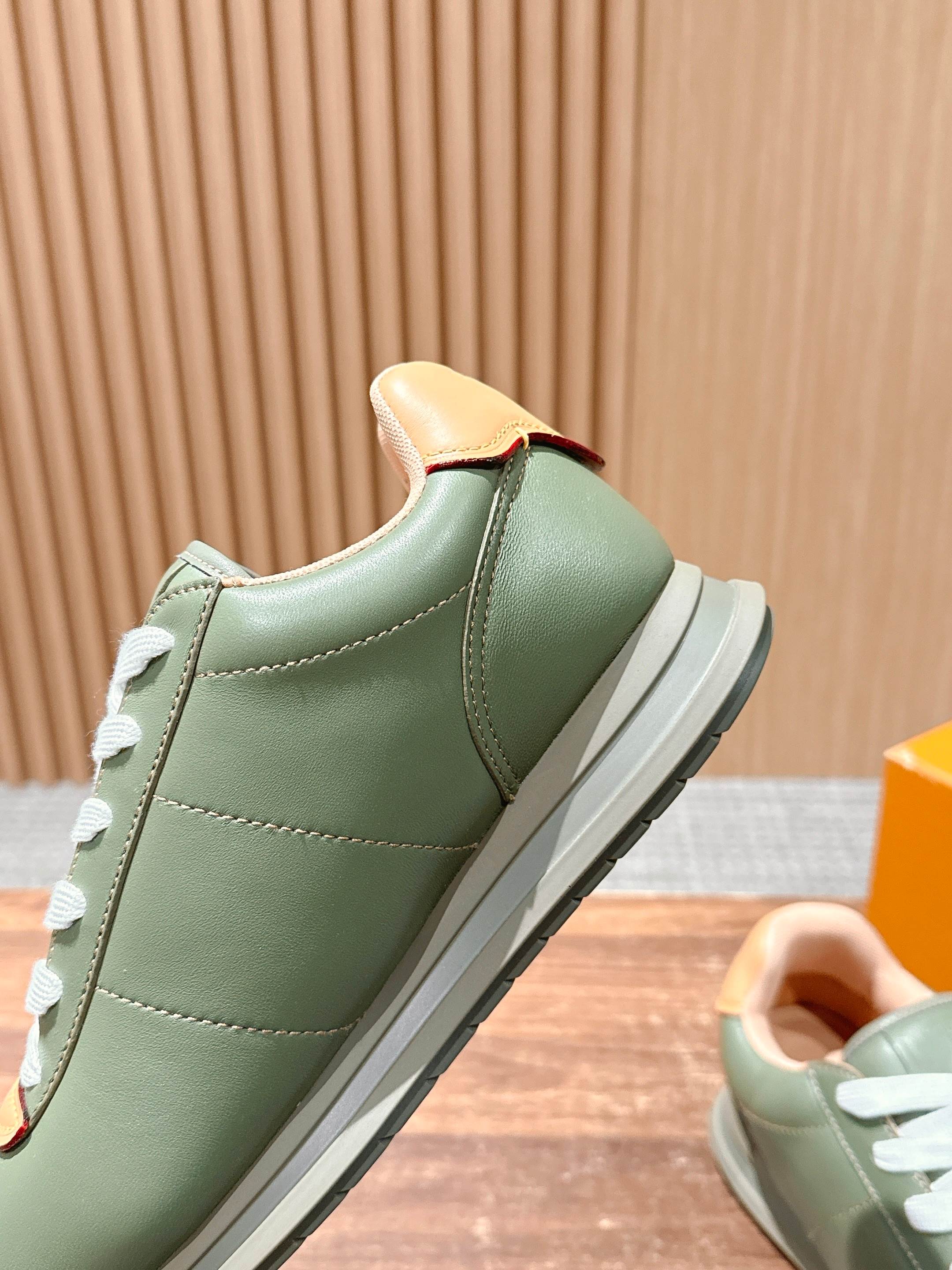 💰390 𝐋𝐨𝐮𝐢𝐬 𝐕𝐮𝐢𝐭𝐭𝐨𝐧「𝐁𝐮𝐭𝐭𝐞𝐫𝐬𝐨𝐟𝐭」驴牌新款休闲运动鞋面包鞋

Pharrell 再度引爆潮流圈！鞋款以细腻的材质和简约设计为特色，迅速吸引了粉丝关注。「Buttersoft」 这款鞋延续了 Pharrell 一贯的潮流审美，与Louis Vuitton 的工艺美学形成巧妙结合。材质的柔软与设计的硬朗对比，为鞋款增添了视觉张力。如果这款鞋证实为两人的再度联手，将意味着这对传奇组合正在为奢侈品行业注入全新的街头能量！

Size：女35-39/40订 男39-46（45/46订）