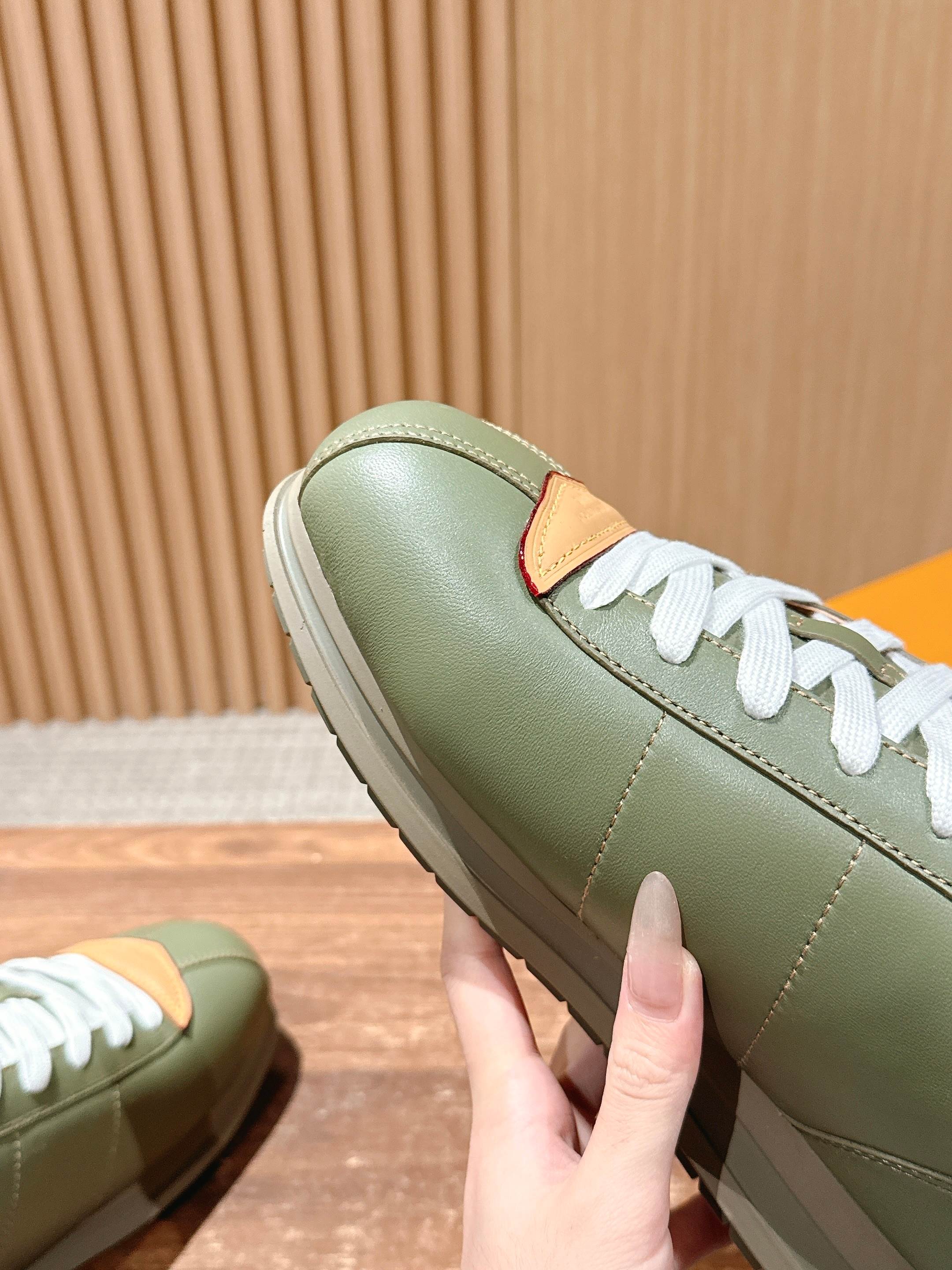 💰390 𝐋𝐨𝐮𝐢𝐬 𝐕𝐮𝐢𝐭𝐭𝐨𝐧「𝐁𝐮𝐭𝐭𝐞𝐫𝐬𝐨𝐟𝐭」驴牌新款休闲运动鞋面包鞋

Pharrell 再度引爆潮流圈！鞋款以细腻的材质和简约设计为特色，迅速吸引了粉丝关注。「Buttersoft」 这款鞋延续了 Pharrell 一贯的潮流审美，与Louis Vuitton 的工艺美学形成巧妙结合。材质的柔软与设计的硬朗对比，为鞋款增添了视觉张力。如果这款鞋证实为两人的再度联手，将意味着这对传奇组合正在为奢侈品行业注入全新的街头能量！

Size：女35-39/40订 男39-46（45/46订）