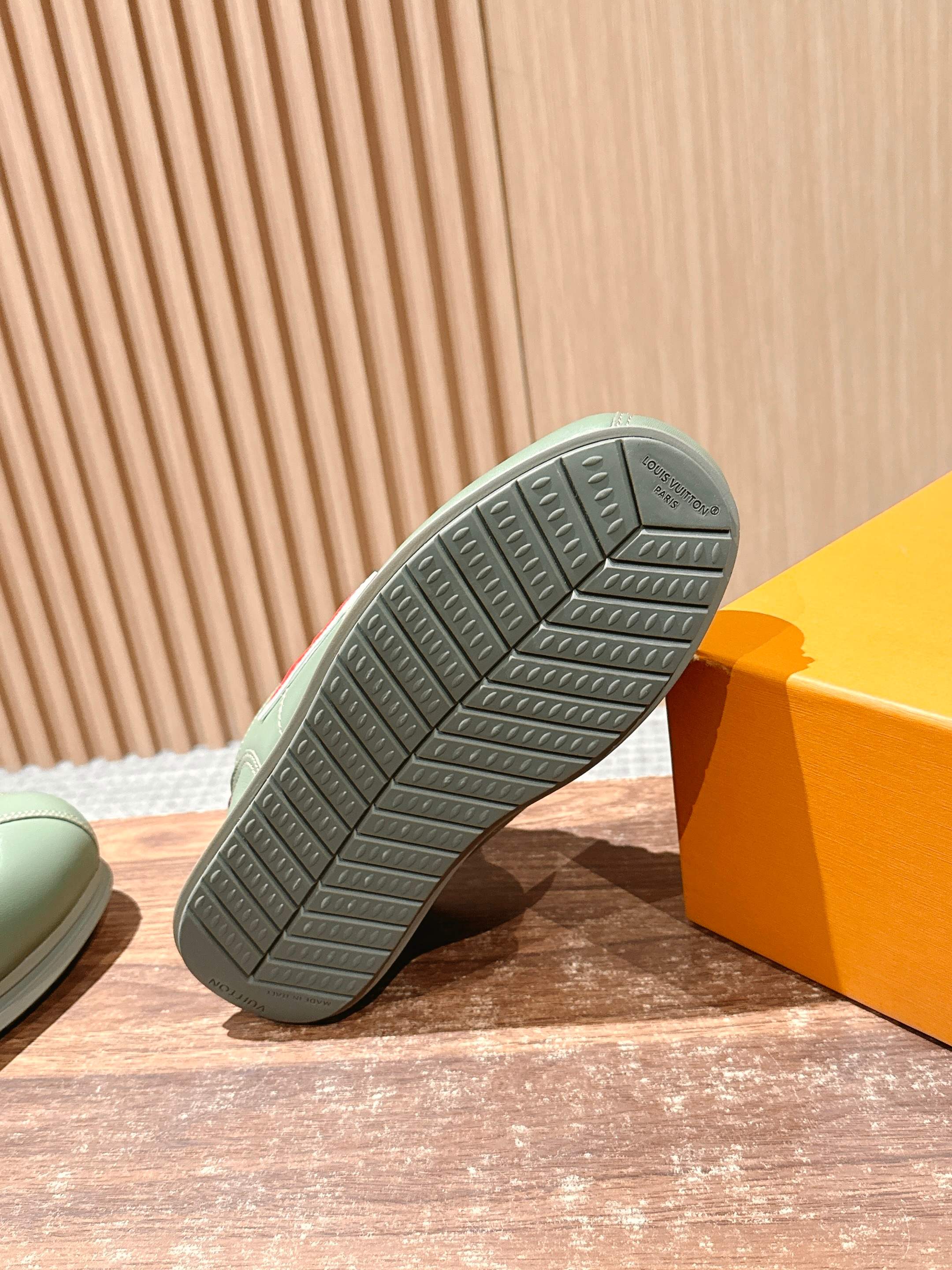 💰390 𝐋𝐨𝐮𝐢𝐬 𝐕𝐮𝐢𝐭𝐭𝐨𝐧「𝐁𝐮𝐭𝐭𝐞𝐫𝐬𝐨𝐟𝐭」驴牌新款休闲运动鞋面包鞋

Pharrell 再度引爆潮流圈！鞋款以细腻的材质和简约设计为特色，迅速吸引了粉丝关注。「Buttersoft」 这款鞋延续了 Pharrell 一贯的潮流审美，与Louis Vuitton 的工艺美学形成巧妙结合。材质的柔软与设计的硬朗对比，为鞋款增添了视觉张力。如果这款鞋证实为两人的再度联手，将意味着这对传奇组合正在为奢侈品行业注入全新的街头能量！

Size：女35-39/40订 男39-46（45/46订）