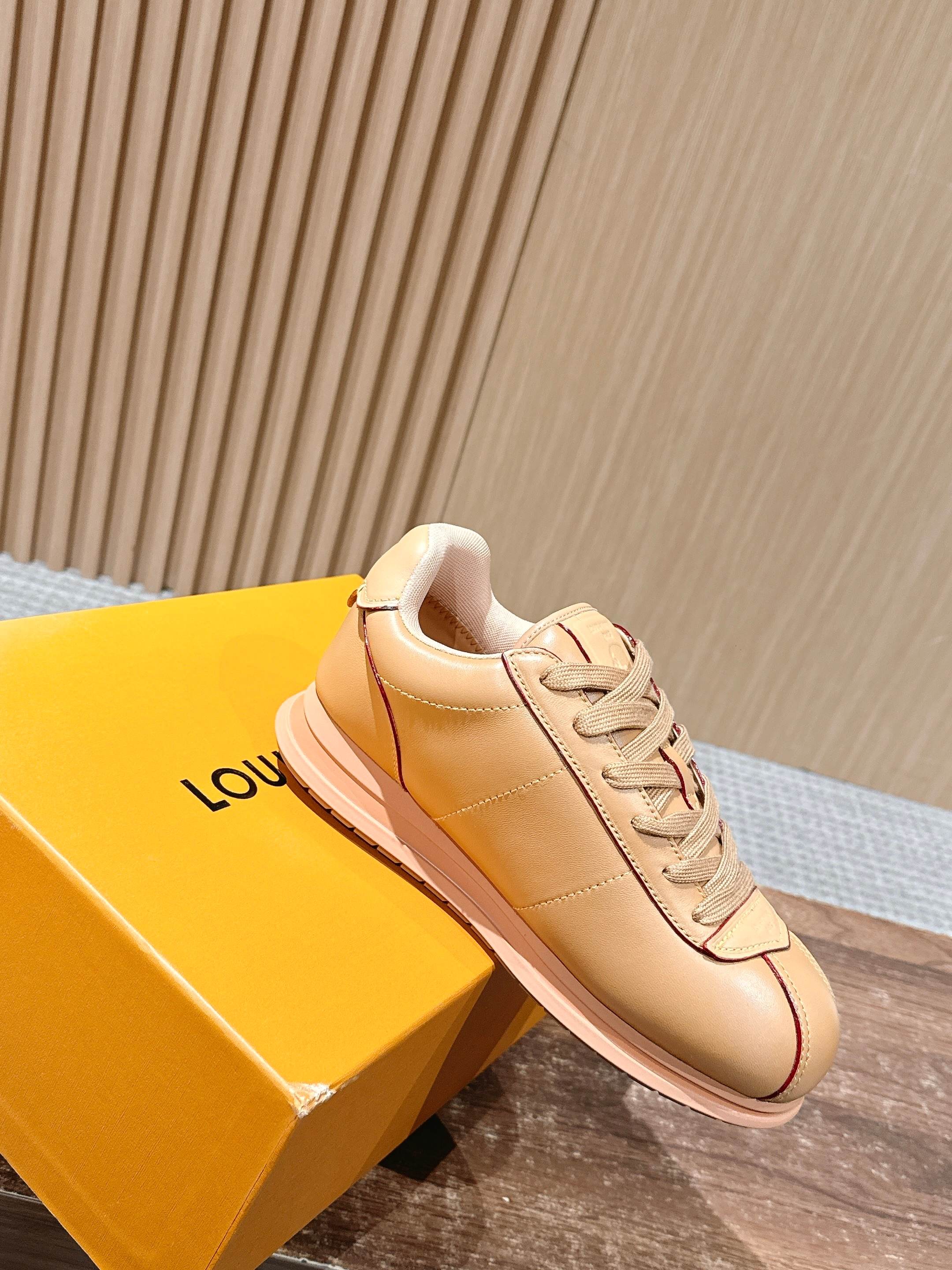 💰390 𝐋𝐨𝐮𝐢𝐬 𝐕𝐮𝐢𝐭𝐭𝐨𝐧「𝐁𝐮𝐭𝐭𝐞𝐫𝐬𝐨𝐟𝐭」驴牌新款休闲运动鞋面包鞋

Pharrell 再度引爆潮流圈！鞋款以细腻的材质和简约设计为特色，迅速吸引了粉丝关注。「Buttersoft」 这款鞋延续了 Pharrell 一贯的潮流审美，与Louis Vuitton 的工艺美学形成巧妙结合。材质的柔软与设计的硬朗对比，为鞋款增添了视觉张力。如果这款鞋证实为两人的再度联手，将意味着这对传奇组合正在为奢侈品行业注入全新的街头能量！

Size：女35-39/40订 男39-46（45/46订）