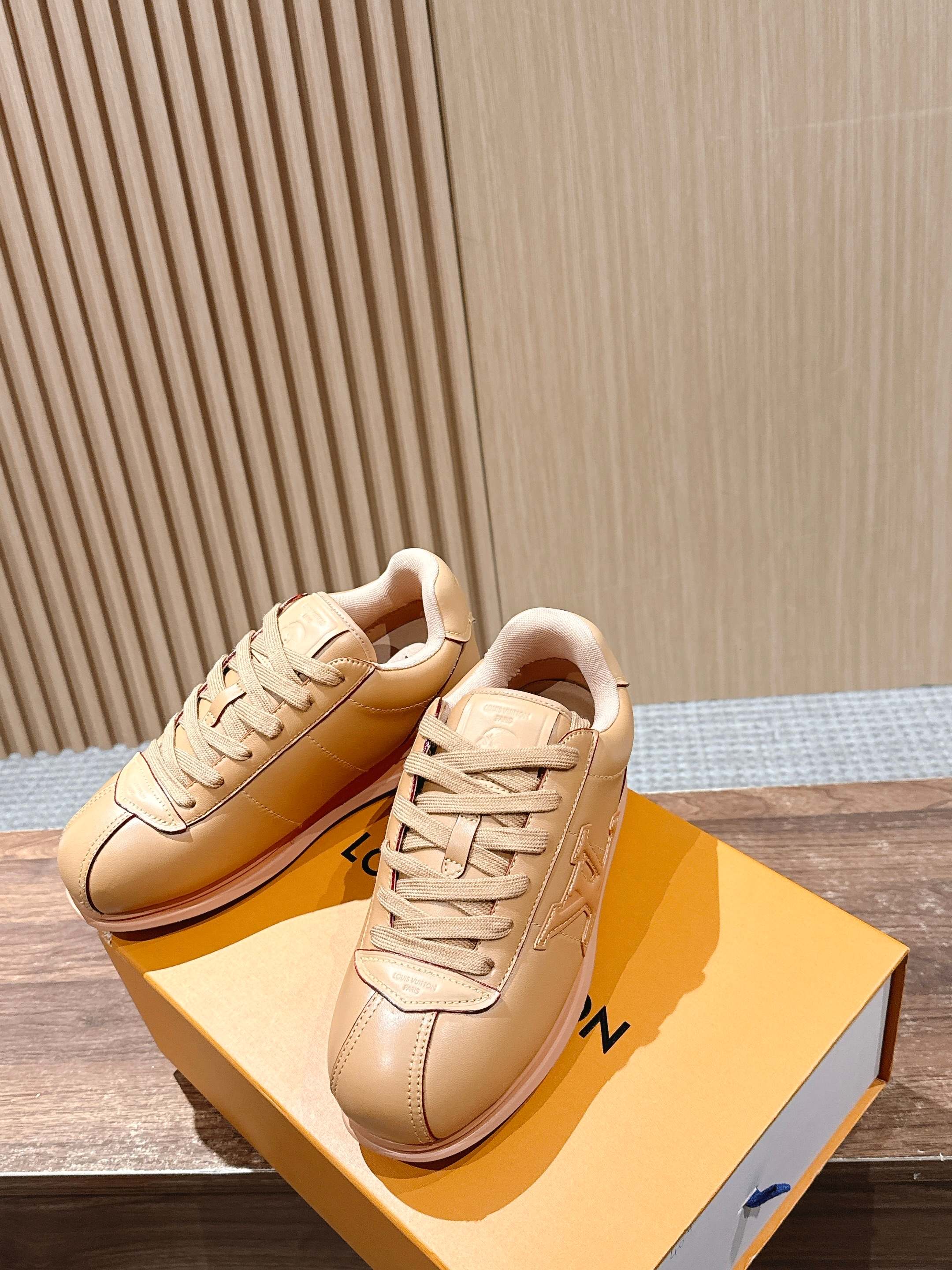 💰390 𝐋𝐨𝐮𝐢𝐬 𝐕𝐮𝐢𝐭𝐭𝐨𝐧「𝐁𝐮𝐭𝐭𝐞𝐫𝐬𝐨𝐟𝐭」驴牌新款休闲运动鞋面包鞋

Pharrell 再度引爆潮流圈！鞋款以细腻的材质和简约设计为特色，迅速吸引了粉丝关注。「Buttersoft」 这款鞋延续了 Pharrell 一贯的潮流审美，与Louis Vuitton 的工艺美学形成巧妙结合。材质的柔软与设计的硬朗对比，为鞋款增添了视觉张力。如果这款鞋证实为两人的再度联手，将意味着这对传奇组合正在为奢侈品行业注入全新的街头能量！

Size：女35-39/40订 男39-46（45/46订）