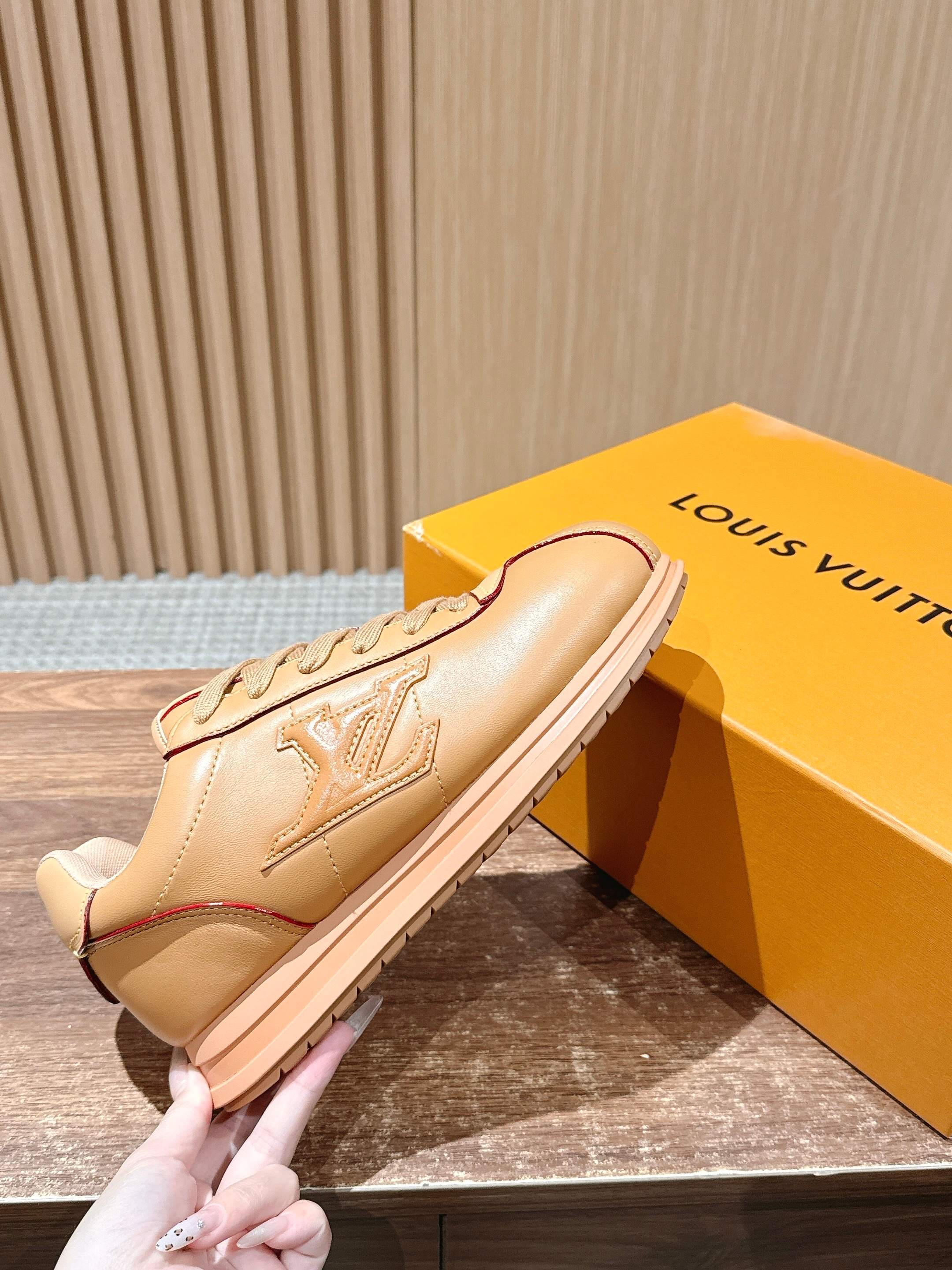 💰390 𝐋𝐨𝐮𝐢𝐬 𝐕𝐮𝐢𝐭𝐭𝐨𝐧「𝐁𝐮𝐭𝐭𝐞𝐫𝐬𝐨𝐟𝐭」驴牌新款休闲运动鞋面包鞋

Pharrell 再度引爆潮流圈！鞋款以细腻的材质和简约设计为特色，迅速吸引了粉丝关注。「Buttersoft」 这款鞋延续了 Pharrell 一贯的潮流审美，与Louis Vuitton 的工艺美学形成巧妙结合。材质的柔软与设计的硬朗对比，为鞋款增添了视觉张力。如果这款鞋证实为两人的再度联手，将意味着这对传奇组合正在为奢侈品行业注入全新的街头能量！

Size：女35-39/40订 男39-46（45/46订）