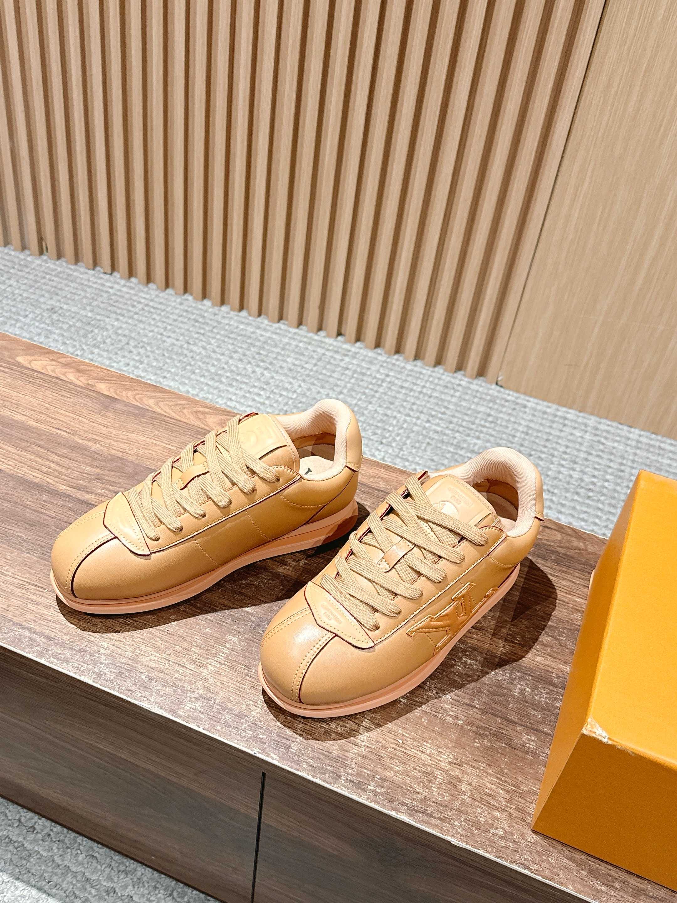 💰390 𝐋𝐨𝐮𝐢𝐬 𝐕𝐮𝐢𝐭𝐭𝐨𝐧「𝐁𝐮𝐭𝐭𝐞𝐫𝐬𝐨𝐟𝐭」驴牌新款休闲运动鞋面包鞋

Pharrell 再度引爆潮流圈！鞋款以细腻的材质和简约设计为特色，迅速吸引了粉丝关注。「Buttersoft」 这款鞋延续了 Pharrell 一贯的潮流审美，与Louis Vuitton 的工艺美学形成巧妙结合。材质的柔软与设计的硬朗对比，为鞋款增添了视觉张力。如果这款鞋证实为两人的再度联手，将意味着这对传奇组合正在为奢侈品行业注入全新的街头能量！

Size：女35-39/40订 男39-46（45/46订）