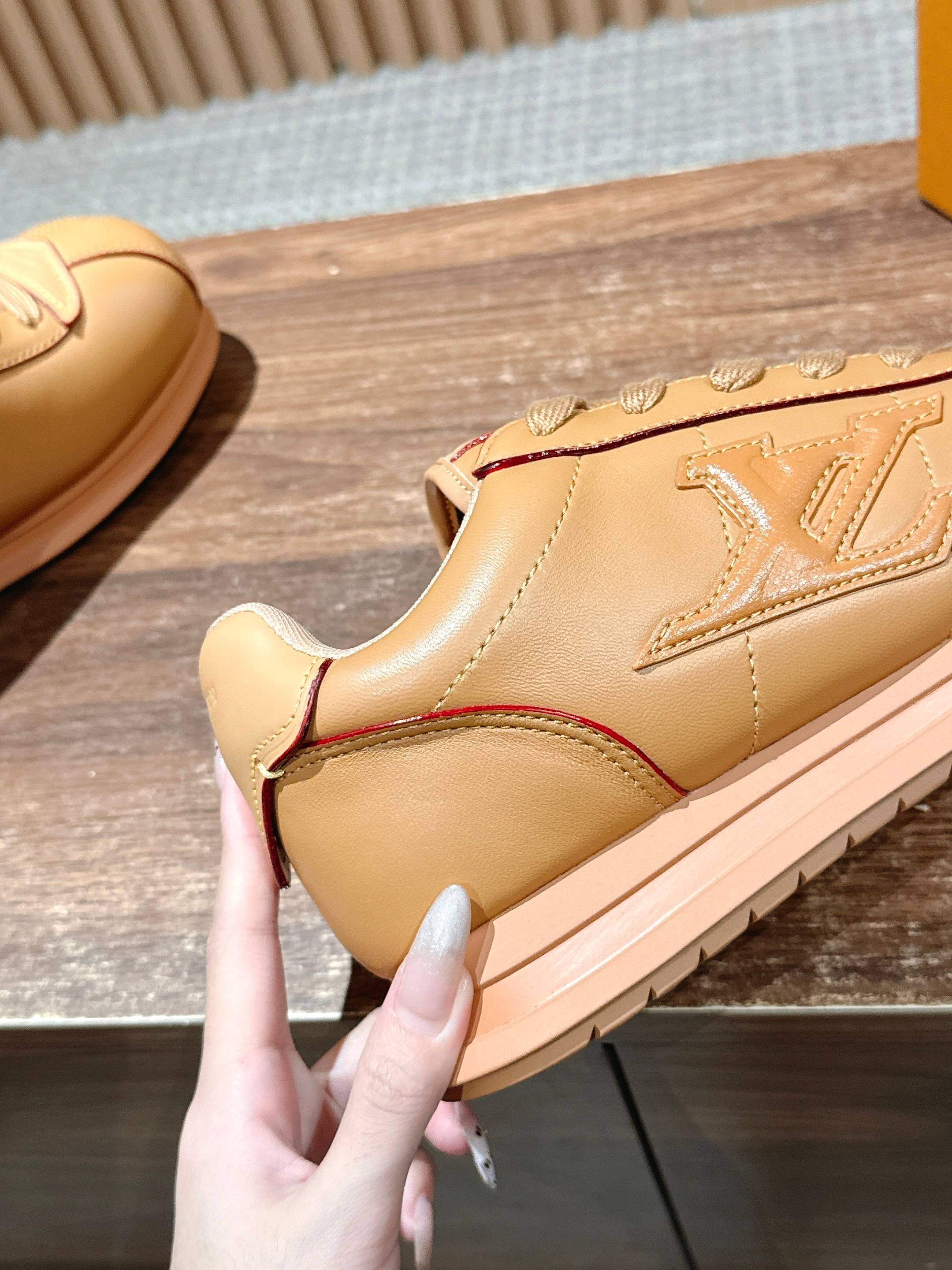 💰390 𝐋𝐨𝐮𝐢𝐬 𝐕𝐮𝐢𝐭𝐭𝐨𝐧「𝐁𝐮𝐭𝐭𝐞𝐫𝐬𝐨𝐟𝐭」驴牌新款休闲运动鞋面包鞋

Pharrell 再度引爆潮流圈！鞋款以细腻的材质和简约设计为特色，迅速吸引了粉丝关注。「Buttersoft」 这款鞋延续了 Pharrell 一贯的潮流审美，与Louis Vuitton 的工艺美学形成巧妙结合。材质的柔软与设计的硬朗对比，为鞋款增添了视觉张力。如果这款鞋证实为两人的再度联手，将意味着这对传奇组合正在为奢侈品行业注入全新的街头能量！

Size：女35-39/40订 男39-46（45/46订）