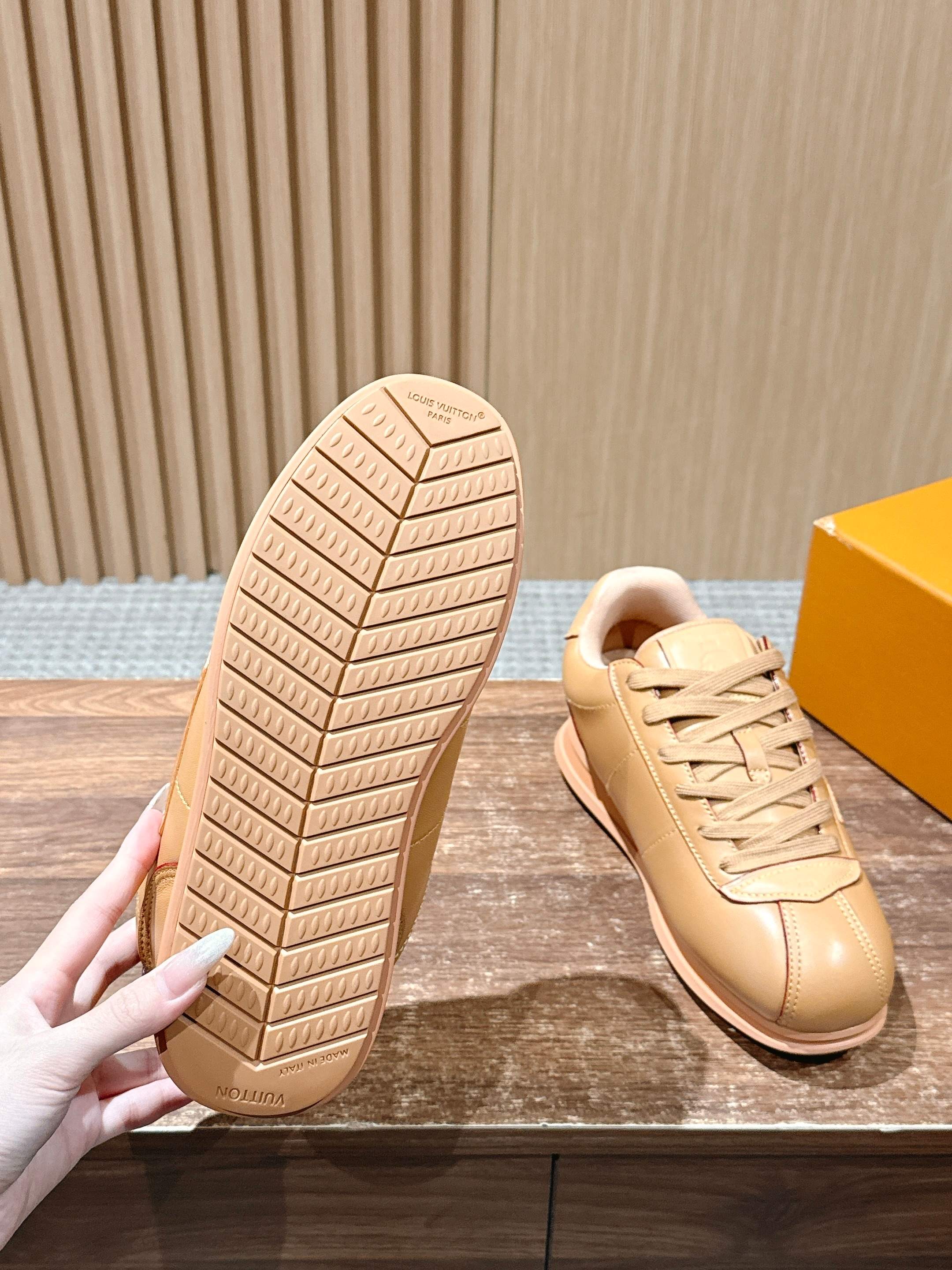 💰390 𝐋𝐨𝐮𝐢𝐬 𝐕𝐮𝐢𝐭𝐭𝐨𝐧「𝐁𝐮𝐭𝐭𝐞𝐫𝐬𝐨𝐟𝐭」驴牌新款休闲运动鞋面包鞋

Pharrell 再度引爆潮流圈！鞋款以细腻的材质和简约设计为特色，迅速吸引了粉丝关注。「Buttersoft」 这款鞋延续了 Pharrell 一贯的潮流审美，与Louis Vuitton 的工艺美学形成巧妙结合。材质的柔软与设计的硬朗对比，为鞋款增添了视觉张力。如果这款鞋证实为两人的再度联手，将意味着这对传奇组合正在为奢侈品行业注入全新的街头能量！

Size：女35-39/40订 男39-46（45/46订）