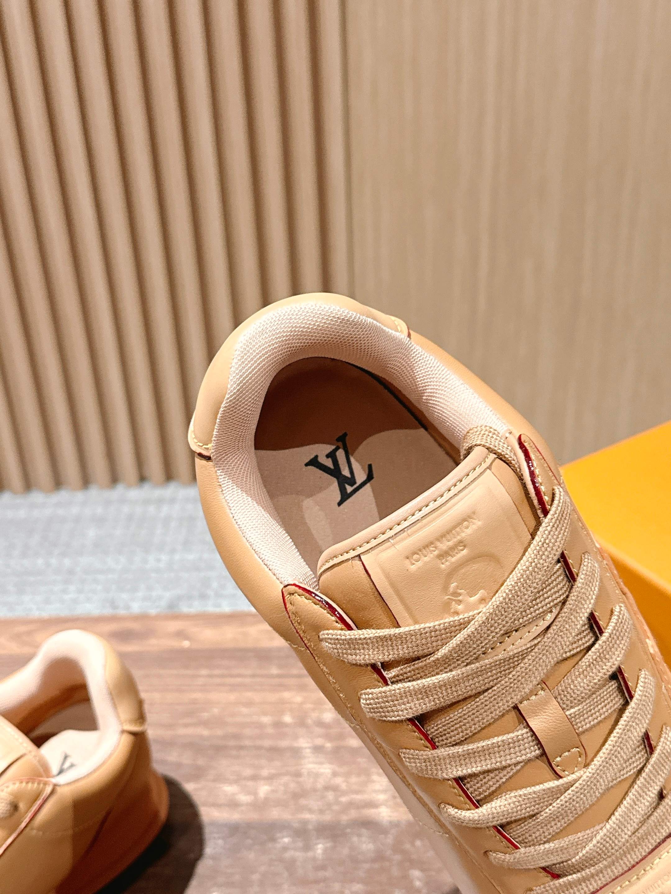 💰390 𝐋𝐨𝐮𝐢𝐬 𝐕𝐮𝐢𝐭𝐭𝐨𝐧「𝐁𝐮𝐭𝐭𝐞𝐫𝐬𝐨𝐟𝐭」驴牌新款休闲运动鞋面包鞋

Pharrell 再度引爆潮流圈！鞋款以细腻的材质和简约设计为特色，迅速吸引了粉丝关注。「Buttersoft」 这款鞋延续了 Pharrell 一贯的潮流审美，与Louis Vuitton 的工艺美学形成巧妙结合。材质的柔软与设计的硬朗对比，为鞋款增添了视觉张力。如果这款鞋证实为两人的再度联手，将意味着这对传奇组合正在为奢侈品行业注入全新的街头能量！

Size：女35-39/40订 男39-46（45/46订）