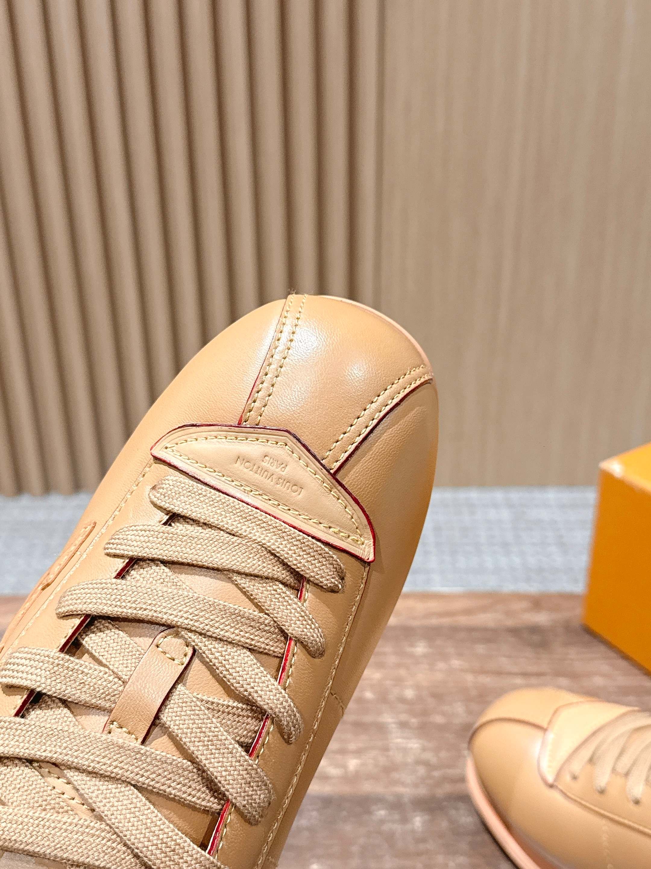 💰390 𝐋𝐨𝐮𝐢𝐬 𝐕𝐮𝐢𝐭𝐭𝐨𝐧「𝐁𝐮𝐭𝐭𝐞𝐫𝐬𝐨𝐟𝐭」驴牌新款休闲运动鞋面包鞋

Pharrell 再度引爆潮流圈！鞋款以细腻的材质和简约设计为特色，迅速吸引了粉丝关注。「Buttersoft」 这款鞋延续了 Pharrell 一贯的潮流审美，与Louis Vuitton 的工艺美学形成巧妙结合。材质的柔软与设计的硬朗对比，为鞋款增添了视觉张力。如果这款鞋证实为两人的再度联手，将意味着这对传奇组合正在为奢侈品行业注入全新的街头能量！

Size：女35-39/40订 男39-46（45/46订）