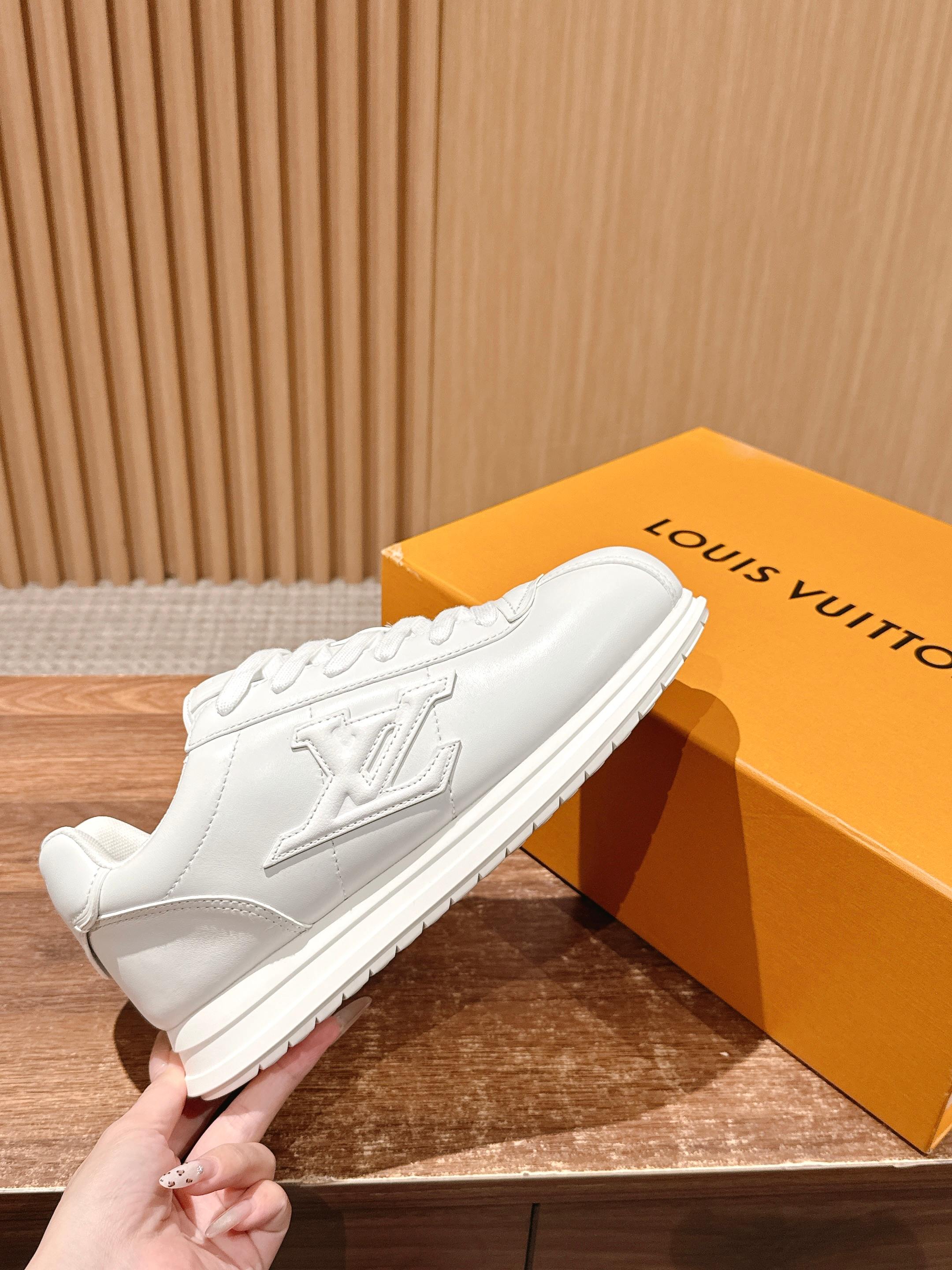 💰390 𝐋𝐨𝐮𝐢𝐬 𝐕𝐮𝐢𝐭𝐭𝐨𝐧「𝐁𝐮𝐭𝐭𝐞𝐫𝐬𝐨𝐟𝐭」驴牌新款休闲运动鞋面包鞋

Pharrell 再度引爆潮流圈！鞋款以细腻的材质和简约设计为特色，迅速吸引了粉丝关注。「Buttersoft」 这款鞋延续了 Pharrell 一贯的潮流审美，与Louis Vuitton 的工艺美学形成巧妙结合。材质的柔软与设计的硬朗对比，为鞋款增添了视觉张力。如果这款鞋证实为两人的再度联手，将意味着这对传奇组合正在为奢侈品行业注入全新的街头能量！

Size：女35-39/40订 男39-46（45/46订）