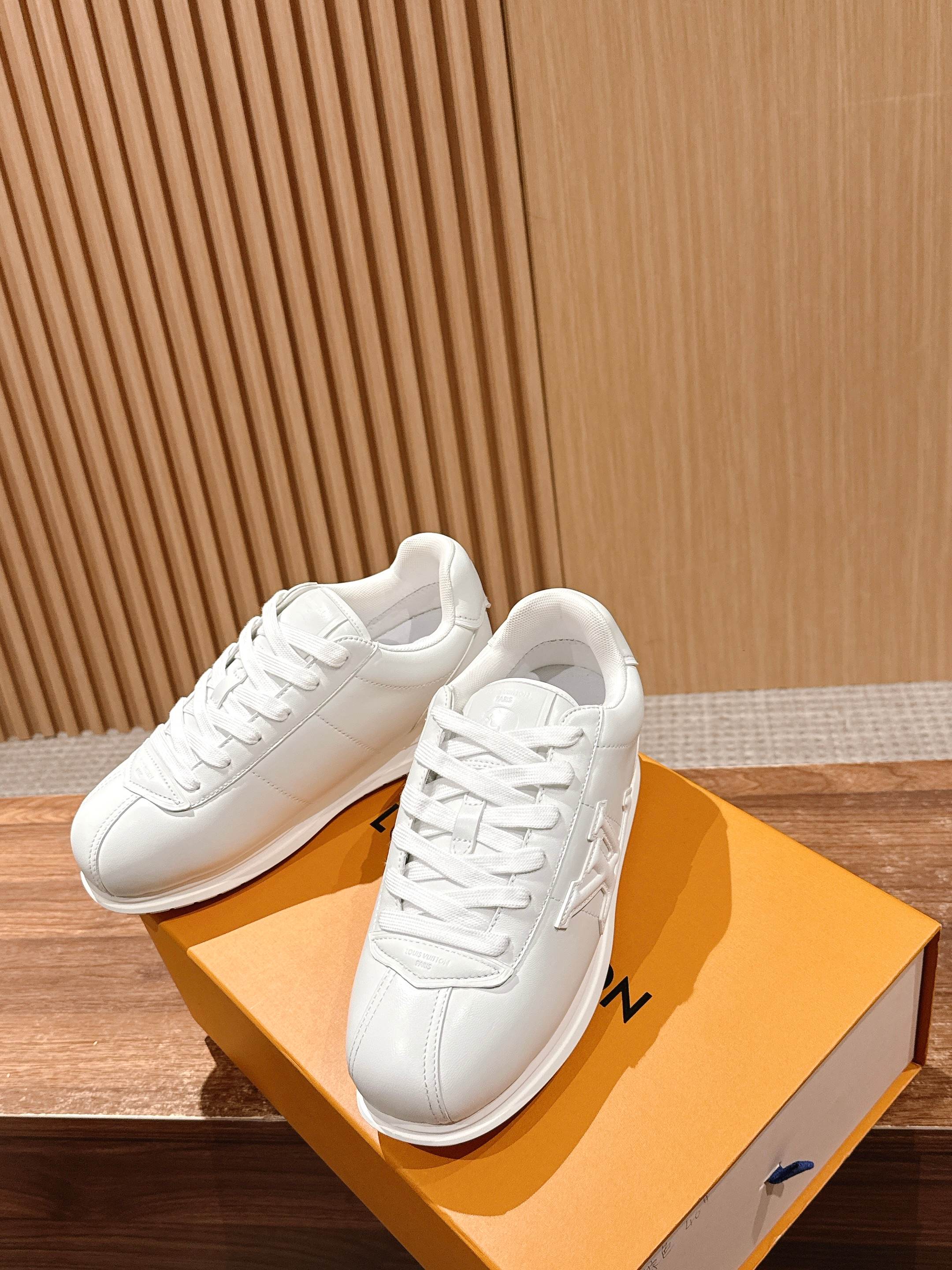 💰390 𝐋𝐨𝐮𝐢𝐬 𝐕𝐮𝐢𝐭𝐭𝐨𝐧「𝐁𝐮𝐭𝐭𝐞𝐫𝐬𝐨𝐟𝐭」驴牌新款休闲运动鞋面包鞋

Pharrell 再度引爆潮流圈！鞋款以细腻的材质和简约设计为特色，迅速吸引了粉丝关注。「Buttersoft」 这款鞋延续了 Pharrell 一贯的潮流审美，与Louis Vuitton 的工艺美学形成巧妙结合。材质的柔软与设计的硬朗对比，为鞋款增添了视觉张力。如果这款鞋证实为两人的再度联手，将意味着这对传奇组合正在为奢侈品行业注入全新的街头能量！

Size：女35-39/40订 男39-46（45/46订）