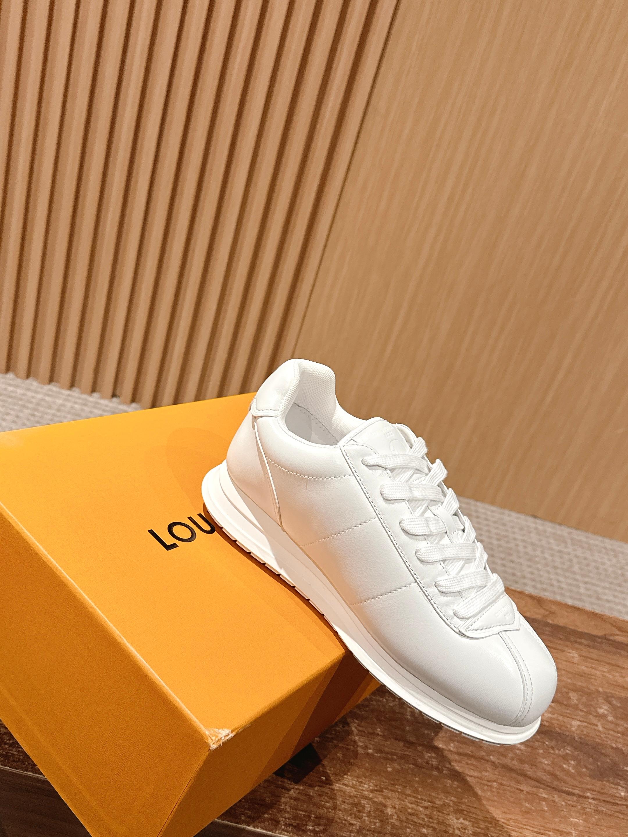 💰390 𝐋𝐨𝐮𝐢𝐬 𝐕𝐮𝐢𝐭𝐭𝐨𝐧「𝐁𝐮𝐭𝐭𝐞𝐫𝐬𝐨𝐟𝐭」驴牌新款休闲运动鞋面包鞋

Pharrell 再度引爆潮流圈！鞋款以细腻的材质和简约设计为特色，迅速吸引了粉丝关注。「Buttersoft」 这款鞋延续了 Pharrell 一贯的潮流审美，与Louis Vuitton 的工艺美学形成巧妙结合。材质的柔软与设计的硬朗对比，为鞋款增添了视觉张力。如果这款鞋证实为两人的再度联手，将意味着这对传奇组合正在为奢侈品行业注入全新的街头能量！

Size：女35-39/40订 男39-46（45/46订）