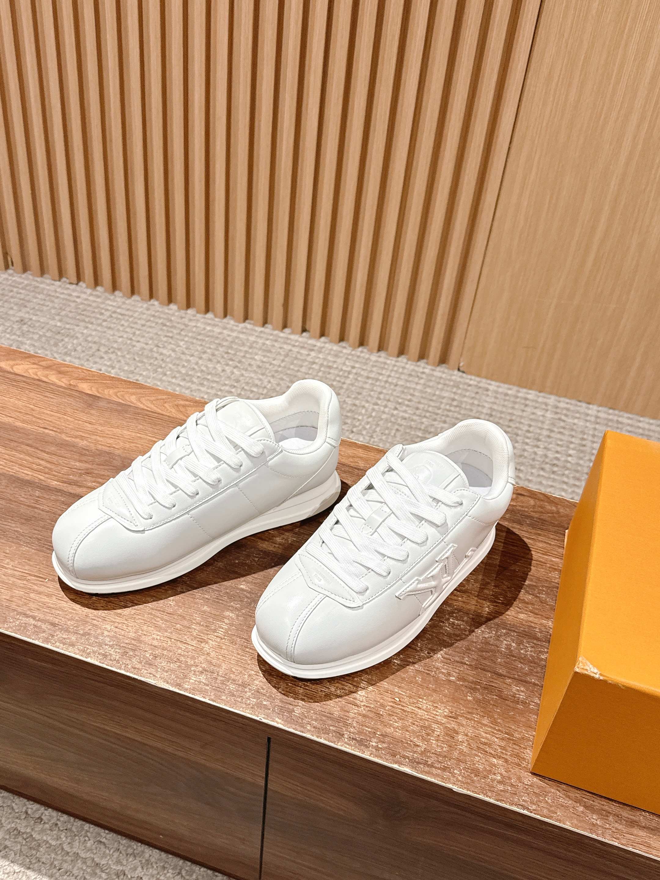 💰390 𝐋𝐨𝐮𝐢𝐬 𝐕𝐮𝐢𝐭𝐭𝐨𝐧「𝐁𝐮𝐭𝐭𝐞𝐫𝐬𝐨𝐟𝐭」驴牌新款休闲运动鞋面包鞋

Pharrell 再度引爆潮流圈！鞋款以细腻的材质和简约设计为特色，迅速吸引了粉丝关注。「Buttersoft」 这款鞋延续了 Pharrell 一贯的潮流审美，与Louis Vuitton 的工艺美学形成巧妙结合。材质的柔软与设计的硬朗对比，为鞋款增添了视觉张力。如果这款鞋证实为两人的再度联手，将意味着这对传奇组合正在为奢侈品行业注入全新的街头能量！

Size：女35-39/40订 男39-46（45/46订）