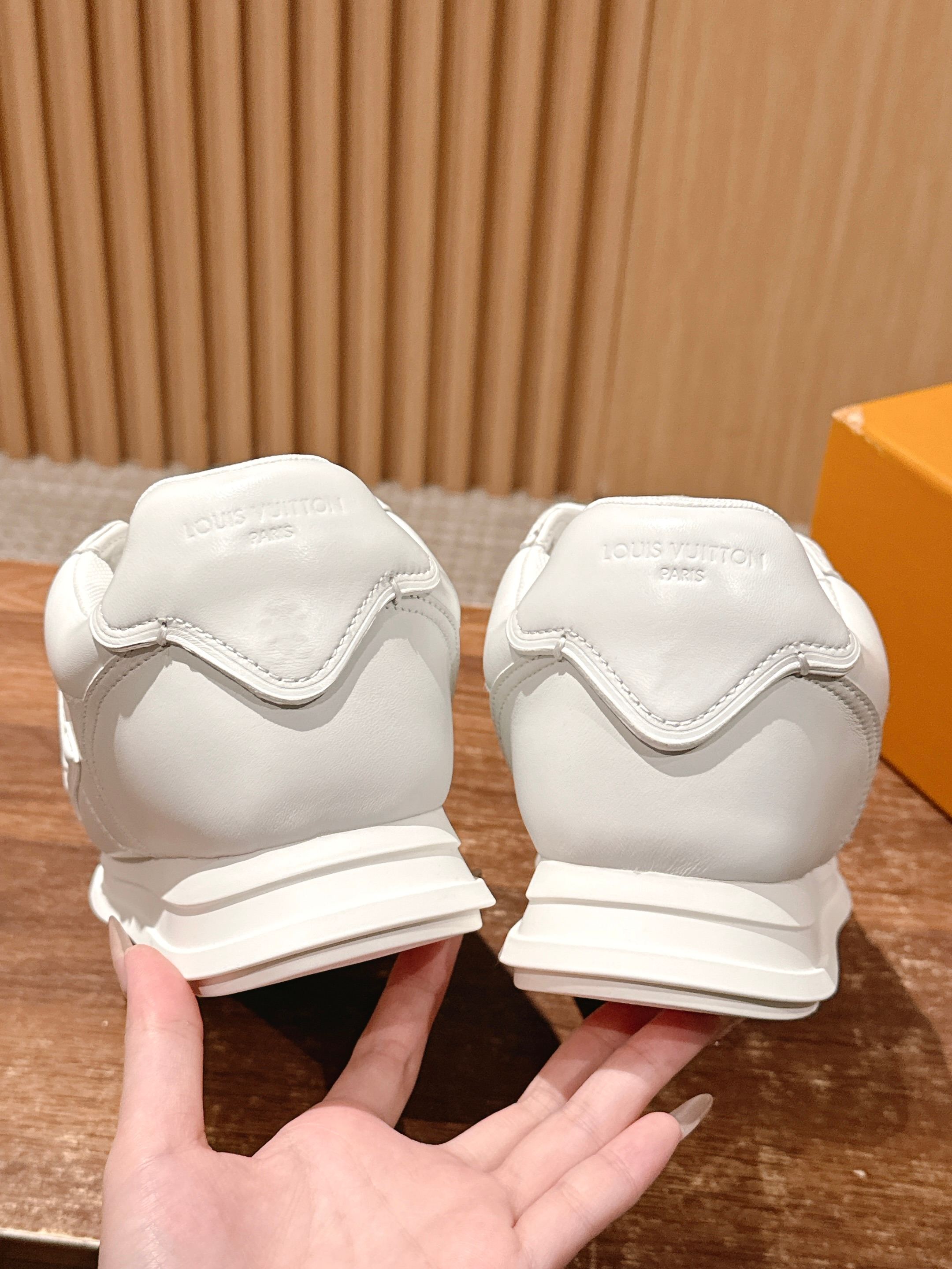 💰390 𝐋𝐨𝐮𝐢𝐬 𝐕𝐮𝐢𝐭𝐭𝐨𝐧「𝐁𝐮𝐭𝐭𝐞𝐫𝐬𝐨𝐟𝐭」驴牌新款休闲运动鞋面包鞋

Pharrell 再度引爆潮流圈！鞋款以细腻的材质和简约设计为特色，迅速吸引了粉丝关注。「Buttersoft」 这款鞋延续了 Pharrell 一贯的潮流审美，与Louis Vuitton 的工艺美学形成巧妙结合。材质的柔软与设计的硬朗对比，为鞋款增添了视觉张力。如果这款鞋证实为两人的再度联手，将意味着这对传奇组合正在为奢侈品行业注入全新的街头能量！

Size：女35-39/40订 男39-46（45/46订）