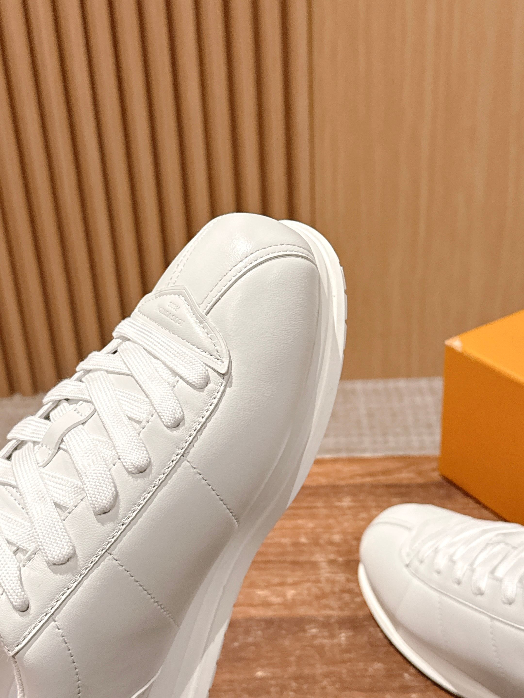 💰390 𝐋𝐨𝐮𝐢𝐬 𝐕𝐮𝐢𝐭𝐭𝐨𝐧「𝐁𝐮𝐭𝐭𝐞𝐫𝐬𝐨𝐟𝐭」驴牌新款休闲运动鞋面包鞋

Pharrell 再度引爆潮流圈！鞋款以细腻的材质和简约设计为特色，迅速吸引了粉丝关注。「Buttersoft」 这款鞋延续了 Pharrell 一贯的潮流审美，与Louis Vuitton 的工艺美学形成巧妙结合。材质的柔软与设计的硬朗对比，为鞋款增添了视觉张力。如果这款鞋证实为两人的再度联手，将意味着这对传奇组合正在为奢侈品行业注入全新的街头能量！

Size：女35-39/40订 男39-46（45/46订）