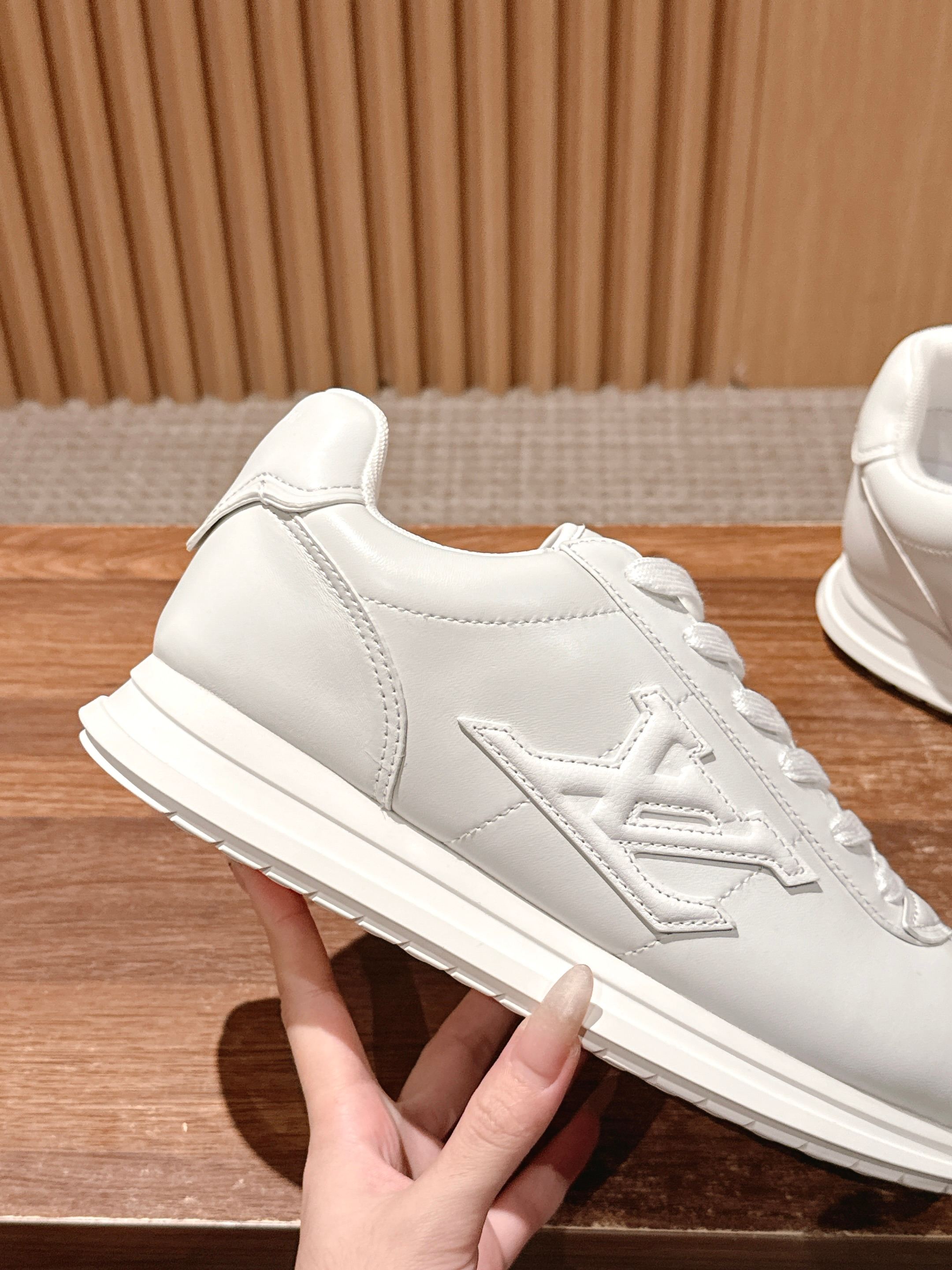 💰390 𝐋𝐨𝐮𝐢𝐬 𝐕𝐮𝐢𝐭𝐭𝐨𝐧「𝐁𝐮𝐭𝐭𝐞𝐫𝐬𝐨𝐟𝐭」驴牌新款休闲运动鞋面包鞋

Pharrell 再度引爆潮流圈！鞋款以细腻的材质和简约设计为特色，迅速吸引了粉丝关注。「Buttersoft」 这款鞋延续了 Pharrell 一贯的潮流审美，与Louis Vuitton 的工艺美学形成巧妙结合。材质的柔软与设计的硬朗对比，为鞋款增添了视觉张力。如果这款鞋证实为两人的再度联手，将意味着这对传奇组合正在为奢侈品行业注入全新的街头能量！

Size：女35-39/40订 男39-46（45/46订）