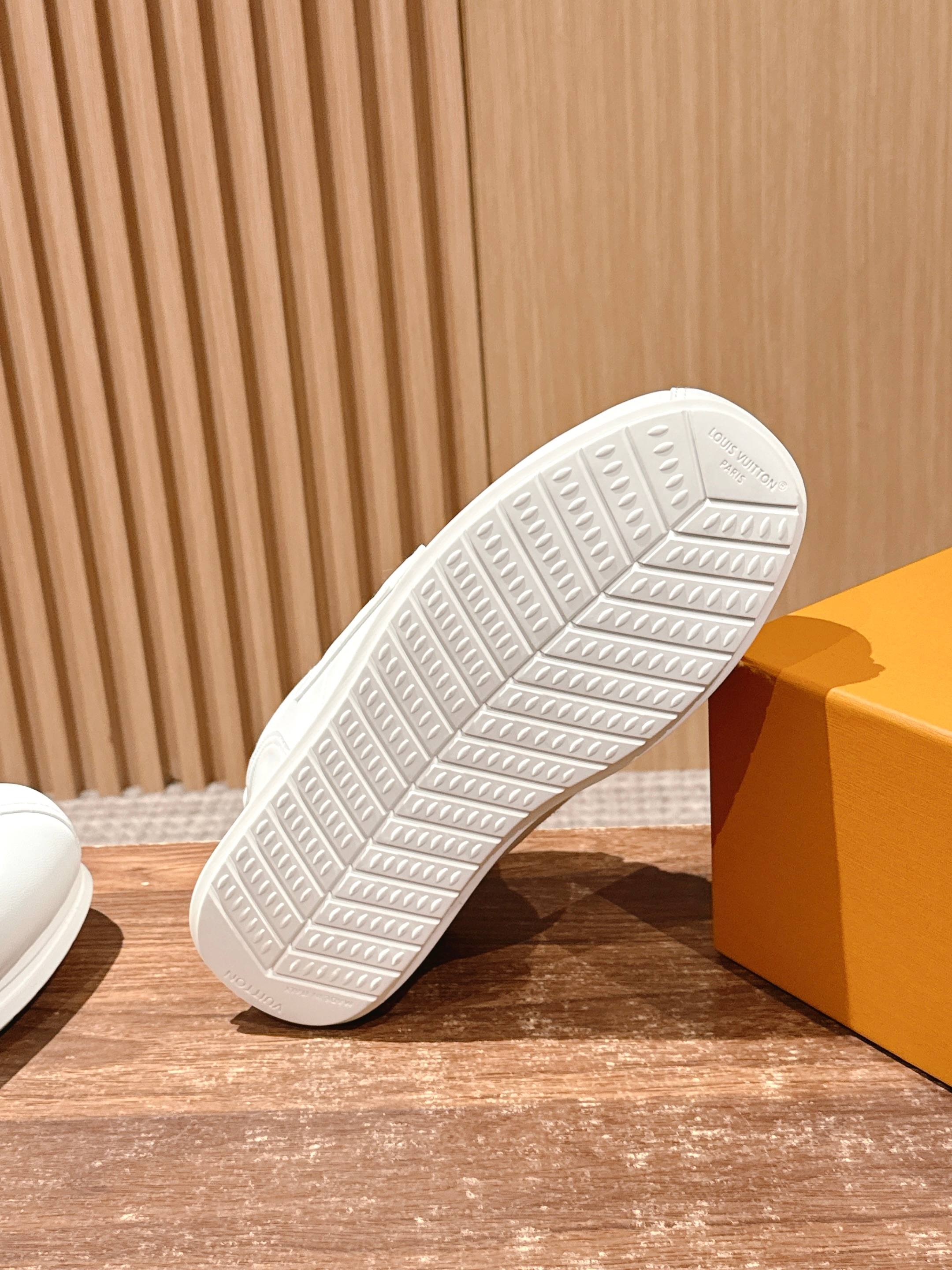 💰390 𝐋𝐨𝐮𝐢𝐬 𝐕𝐮𝐢𝐭𝐭𝐨𝐧「𝐁𝐮𝐭𝐭𝐞𝐫𝐬𝐨𝐟𝐭」驴牌新款休闲运动鞋面包鞋

Pharrell 再度引爆潮流圈！鞋款以细腻的材质和简约设计为特色，迅速吸引了粉丝关注。「Buttersoft」 这款鞋延续了 Pharrell 一贯的潮流审美，与Louis Vuitton 的工艺美学形成巧妙结合。材质的柔软与设计的硬朗对比，为鞋款增添了视觉张力。如果这款鞋证实为两人的再度联手，将意味着这对传奇组合正在为奢侈品行业注入全新的街头能量！

Size：女35-39/40订 男39-46（45/46订）