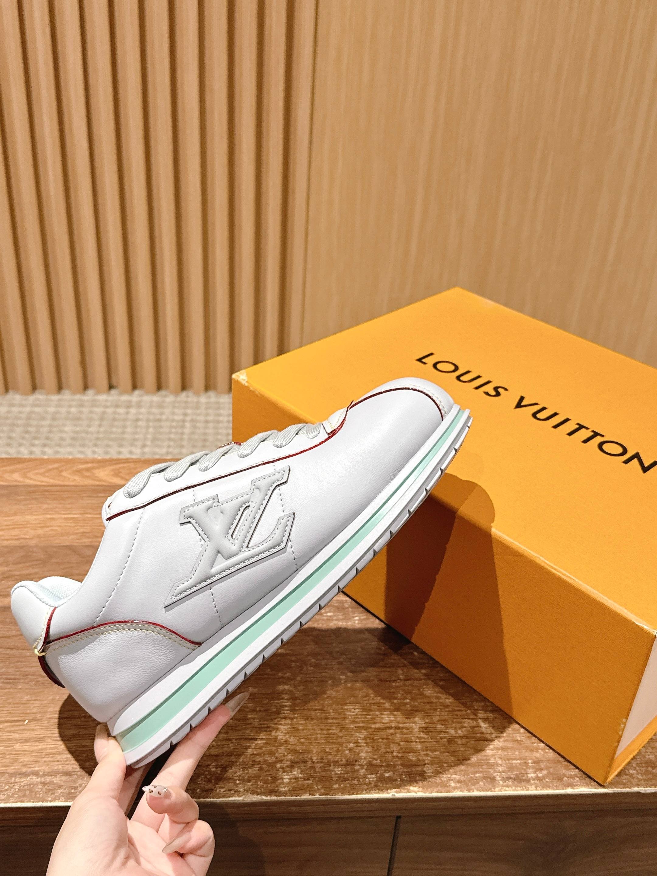 💰390 𝐋𝐨𝐮𝐢𝐬 𝐕𝐮𝐢𝐭𝐭𝐨𝐧「𝐁𝐮𝐭𝐭𝐞𝐫𝐬𝐨𝐟𝐭」驴牌新款休闲运动鞋面包鞋

Pharrell 再度引爆潮流圈！鞋款以细腻的材质和简约设计为特色，迅速吸引了粉丝关注。「Buttersoft」 这款鞋延续了 Pharrell 一贯的潮流审美，与Louis Vuitton 的工艺美学形成巧妙结合。材质的柔软与设计的硬朗对比，为鞋款增添了视觉张力。如果这款鞋证实为两人的再度联手，将意味着这对传奇组合正在为奢侈品行业注入全新的街头能量！

Size：女35-39/40订 男39-46（45/46订）