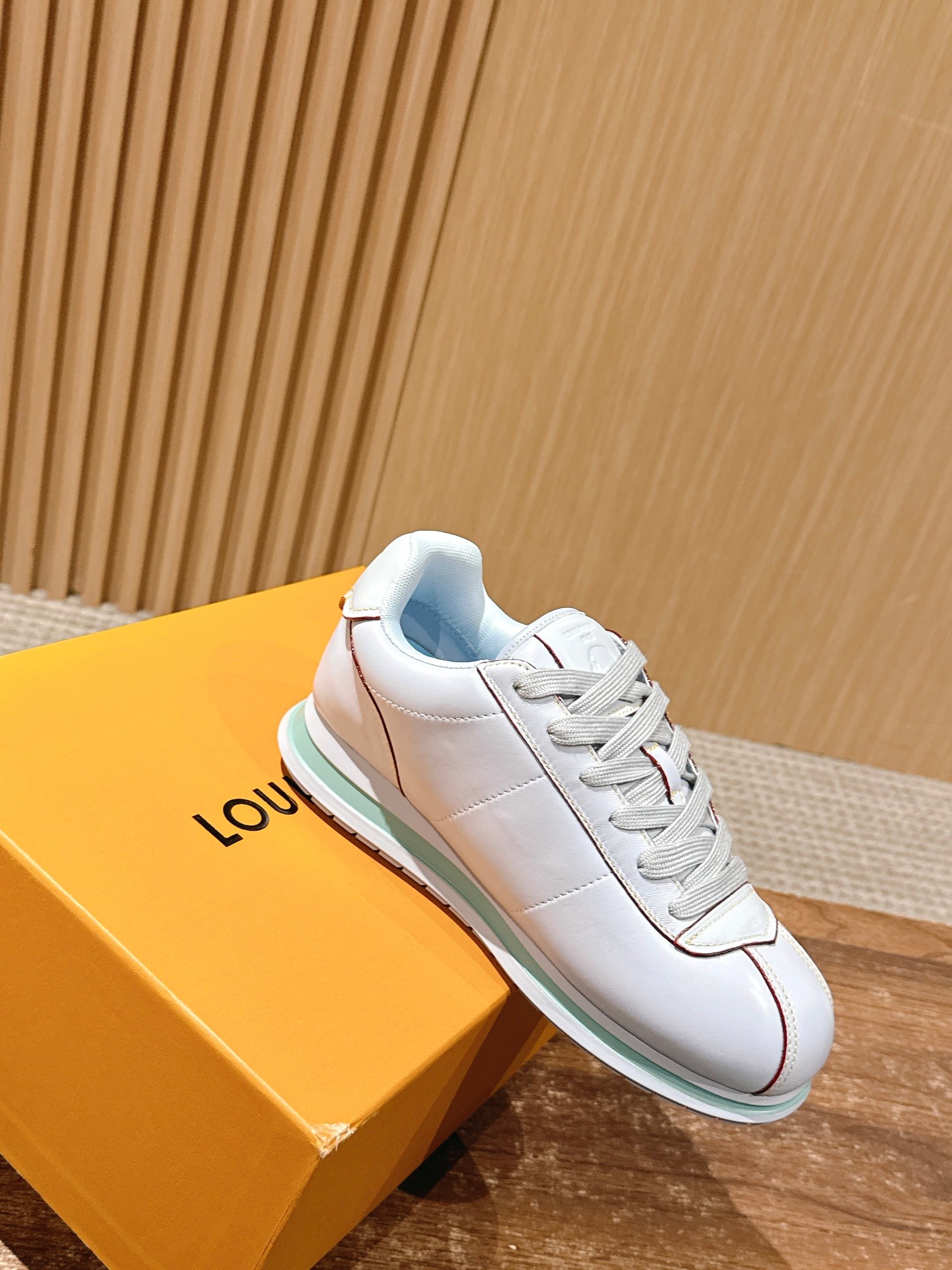 💰390 𝐋𝐨𝐮𝐢𝐬 𝐕𝐮𝐢𝐭𝐭𝐨𝐧「𝐁𝐮𝐭𝐭𝐞𝐫𝐬𝐨𝐟𝐭」驴牌新款休闲运动鞋面包鞋

Pharrell 再度引爆潮流圈！鞋款以细腻的材质和简约设计为特色，迅速吸引了粉丝关注。「Buttersoft」 这款鞋延续了 Pharrell 一贯的潮流审美，与Louis Vuitton 的工艺美学形成巧妙结合。材质的柔软与设计的硬朗对比，为鞋款增添了视觉张力。如果这款鞋证实为两人的再度联手，将意味着这对传奇组合正在为奢侈品行业注入全新的街头能量！

Size：女35-39/40订 男39-46（45/46订）