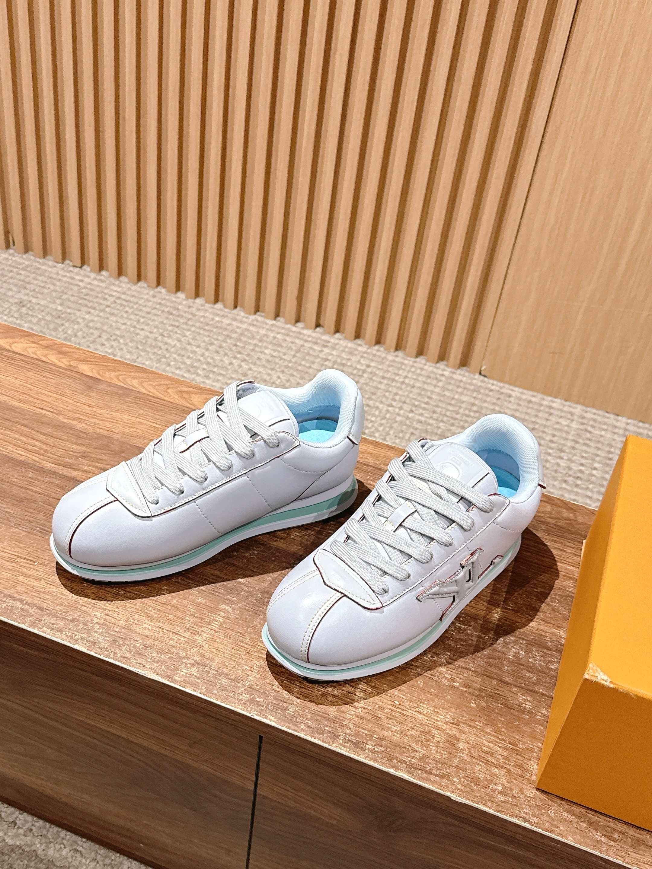 💰390 𝐋𝐨𝐮𝐢𝐬 𝐕𝐮𝐢𝐭𝐭𝐨𝐧「𝐁𝐮𝐭𝐭𝐞𝐫𝐬𝐨𝐟𝐭」驴牌新款休闲运动鞋面包鞋

Pharrell 再度引爆潮流圈！鞋款以细腻的材质和简约设计为特色，迅速吸引了粉丝关注。「Buttersoft」 这款鞋延续了 Pharrell 一贯的潮流审美，与Louis Vuitton 的工艺美学形成巧妙结合。材质的柔软与设计的硬朗对比，为鞋款增添了视觉张力。如果这款鞋证实为两人的再度联手，将意味着这对传奇组合正在为奢侈品行业注入全新的街头能量！

Size：女35-39/40订 男39-46（45/46订）