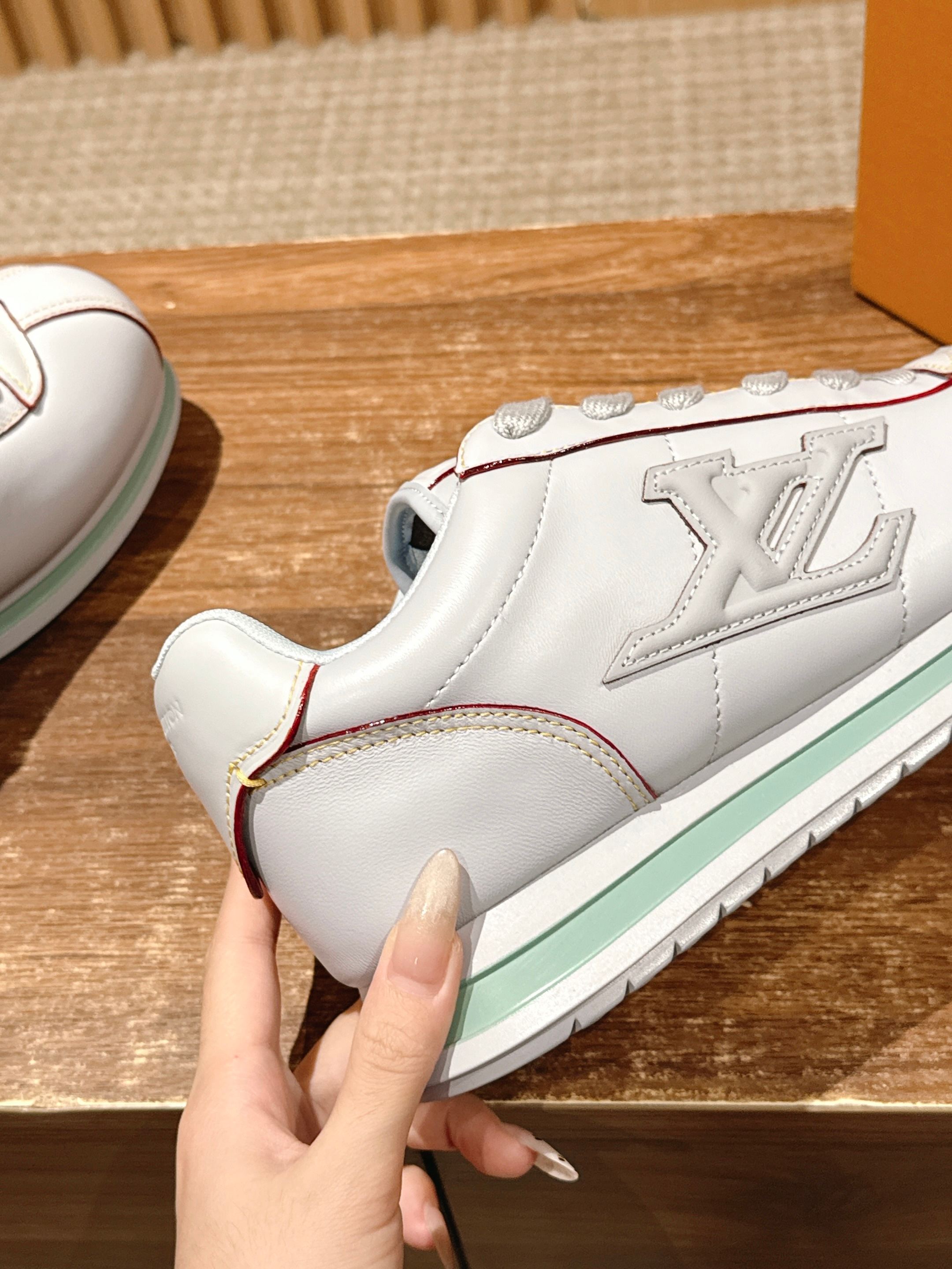 💰390 𝐋𝐨𝐮𝐢𝐬 𝐕𝐮𝐢𝐭𝐭𝐨𝐧「𝐁𝐮𝐭𝐭𝐞𝐫𝐬𝐨𝐟𝐭」驴牌新款休闲运动鞋面包鞋

Pharrell 再度引爆潮流圈！鞋款以细腻的材质和简约设计为特色，迅速吸引了粉丝关注。「Buttersoft」 这款鞋延续了 Pharrell 一贯的潮流审美，与Louis Vuitton 的工艺美学形成巧妙结合。材质的柔软与设计的硬朗对比，为鞋款增添了视觉张力。如果这款鞋证实为两人的再度联手，将意味着这对传奇组合正在为奢侈品行业注入全新的街头能量！

Size：女35-39/40订 男39-46（45/46订）