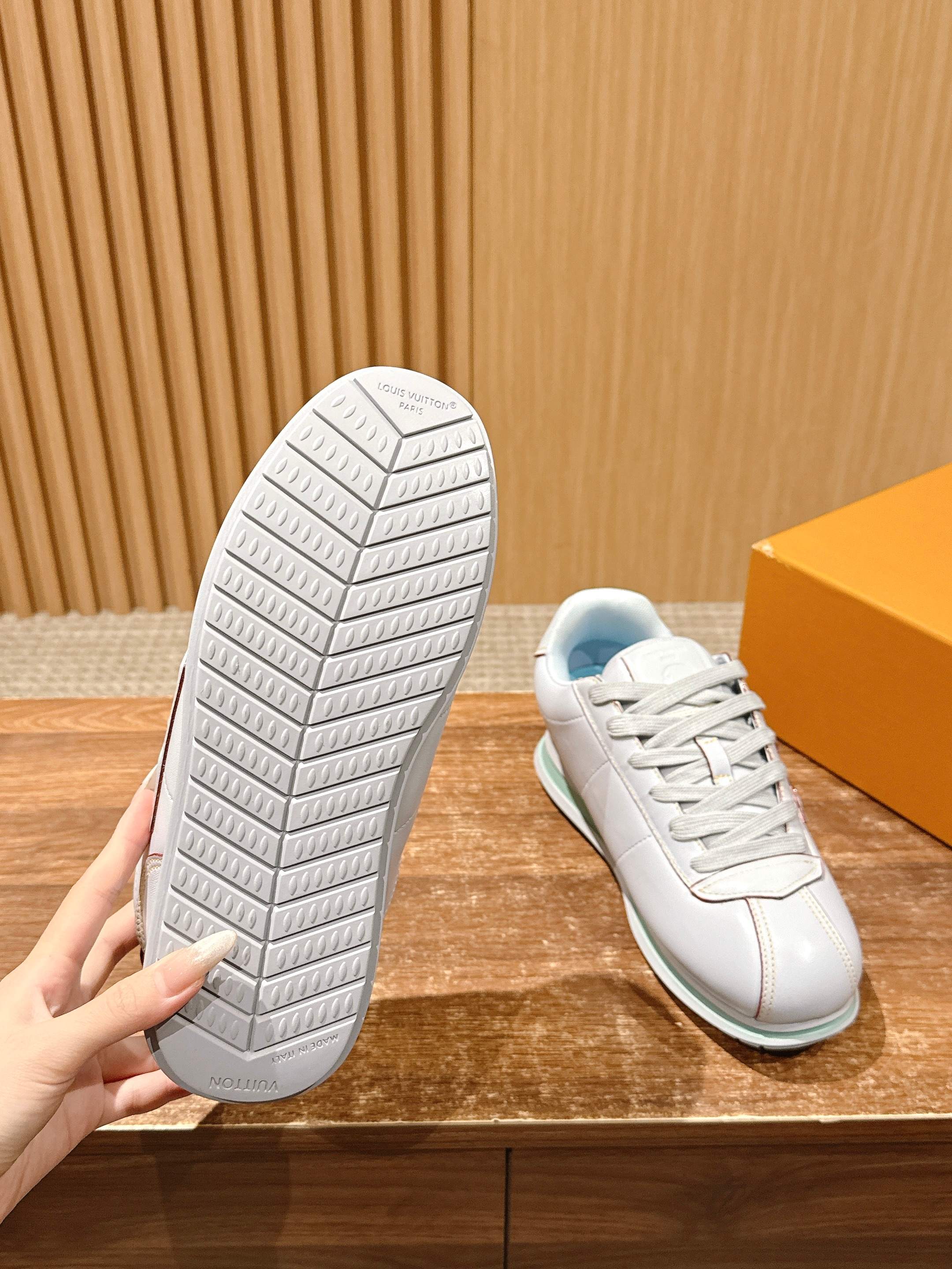 💰390 𝐋𝐨𝐮𝐢𝐬 𝐕𝐮𝐢𝐭𝐭𝐨𝐧「𝐁𝐮𝐭𝐭𝐞𝐫𝐬𝐨𝐟𝐭」驴牌新款休闲运动鞋面包鞋

Pharrell 再度引爆潮流圈！鞋款以细腻的材质和简约设计为特色，迅速吸引了粉丝关注。「Buttersoft」 这款鞋延续了 Pharrell 一贯的潮流审美，与Louis Vuitton 的工艺美学形成巧妙结合。材质的柔软与设计的硬朗对比，为鞋款增添了视觉张力。如果这款鞋证实为两人的再度联手，将意味着这对传奇组合正在为奢侈品行业注入全新的街头能量！

Size：女35-39/40订 男39-46（45/46订）