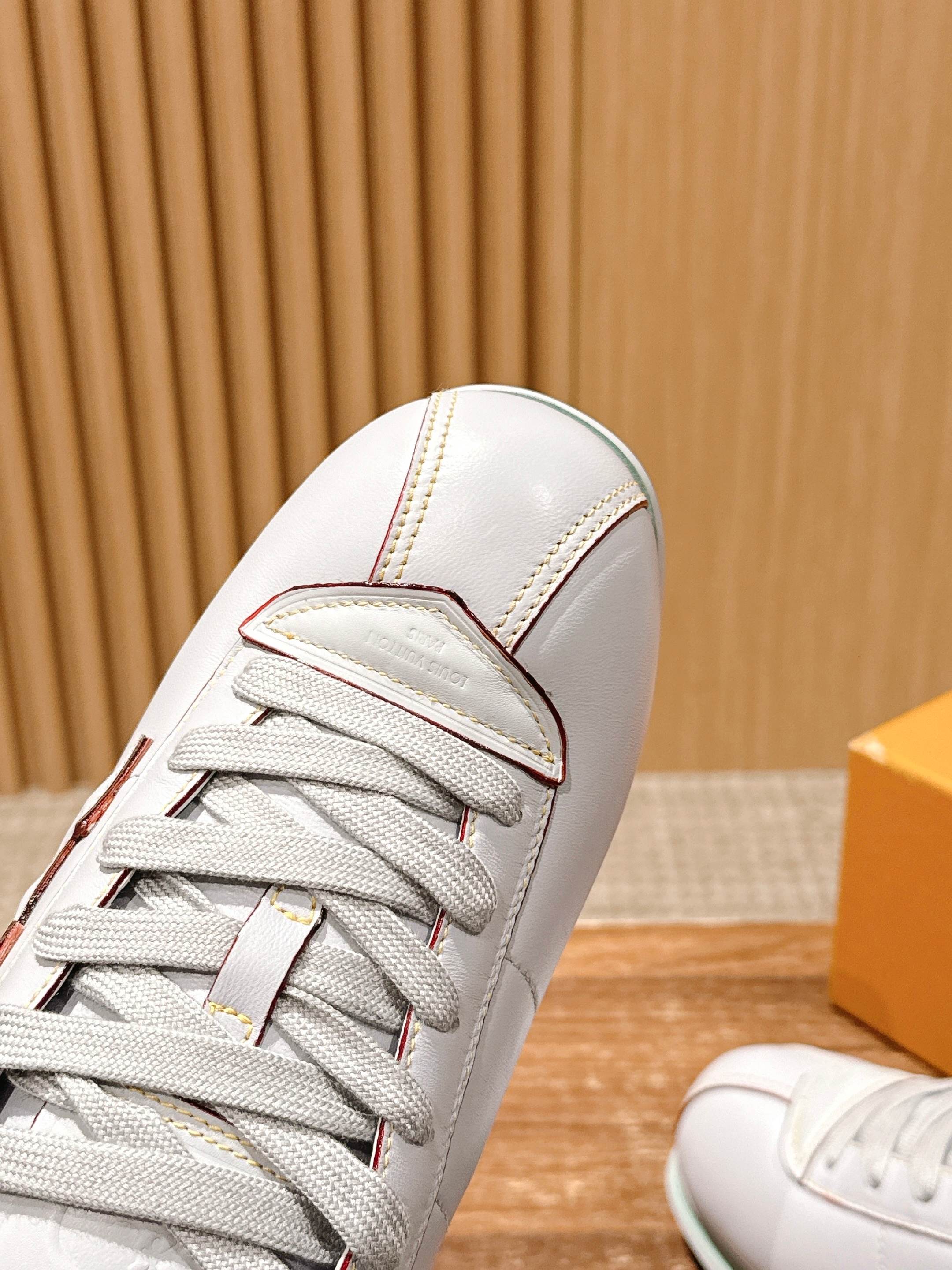 💰390 𝐋𝐨𝐮𝐢𝐬 𝐕𝐮𝐢𝐭𝐭𝐨𝐧「𝐁𝐮𝐭𝐭𝐞𝐫𝐬𝐨𝐟𝐭」驴牌新款休闲运动鞋面包鞋

Pharrell 再度引爆潮流圈！鞋款以细腻的材质和简约设计为特色，迅速吸引了粉丝关注。「Buttersoft」 这款鞋延续了 Pharrell 一贯的潮流审美，与Louis Vuitton 的工艺美学形成巧妙结合。材质的柔软与设计的硬朗对比，为鞋款增添了视觉张力。如果这款鞋证实为两人的再度联手，将意味着这对传奇组合正在为奢侈品行业注入全新的街头能量！

Size：女35-39/40订 男39-46（45/46订）