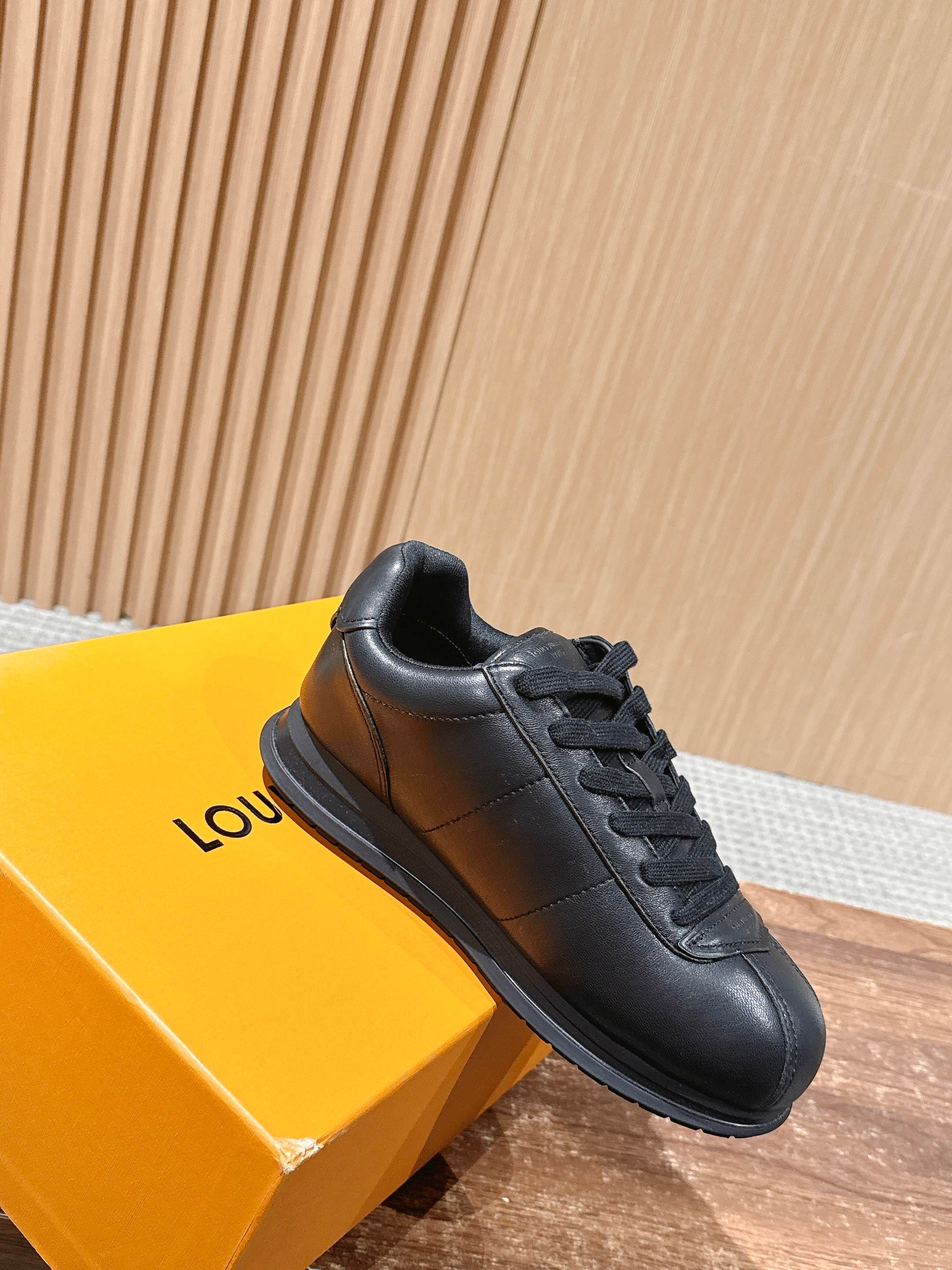 💰390 𝐋𝐨𝐮𝐢𝐬 𝐕𝐮𝐢𝐭𝐭𝐨𝐧「𝐁𝐮𝐭𝐭𝐞𝐫𝐬𝐨𝐟𝐭」驴牌新款休闲运动鞋面包鞋

Pharrell 再度引爆潮流圈！鞋款以细腻的材质和简约设计为特色，迅速吸引了粉丝关注。「Buttersoft」 这款鞋延续了 Pharrell 一贯的潮流审美，与Louis Vuitton 的工艺美学形成巧妙结合。材质的柔软与设计的硬朗对比，为鞋款增添了视觉张力。如果这款鞋证实为两人的再度联手，将意味着这对传奇组合正在为奢侈品行业注入全新的街头能量！

Size：女35-39/40订 男39-46（45/46订）