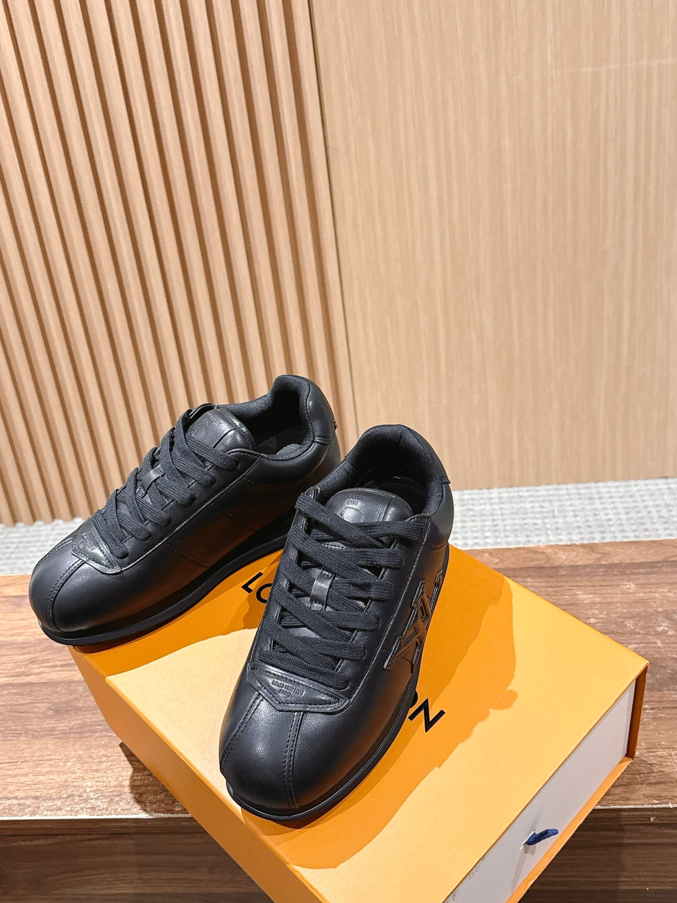 💰390 𝐋𝐨𝐮𝐢𝐬 𝐕𝐮𝐢𝐭𝐭𝐨𝐧「𝐁𝐮𝐭𝐭𝐞𝐫𝐬𝐨𝐟𝐭」驴牌新款休闲运动鞋面包鞋

Pharrell 再度引爆潮流圈！鞋款以细腻的材质和简约设计为特色，迅速吸引了粉丝关注。「Buttersoft」 这款鞋延续了 Pharrell 一贯的潮流审美，与Louis Vuitton 的工艺美学形成巧妙结合。材质的柔软与设计的硬朗对比，为鞋款增添了视觉张力。如果这款鞋证实为两人的再度联手，将意味着这对传奇组合正在为奢侈品行业注入全新的街头能量！

Size：女35-39/40订 男39-46（45/46订）