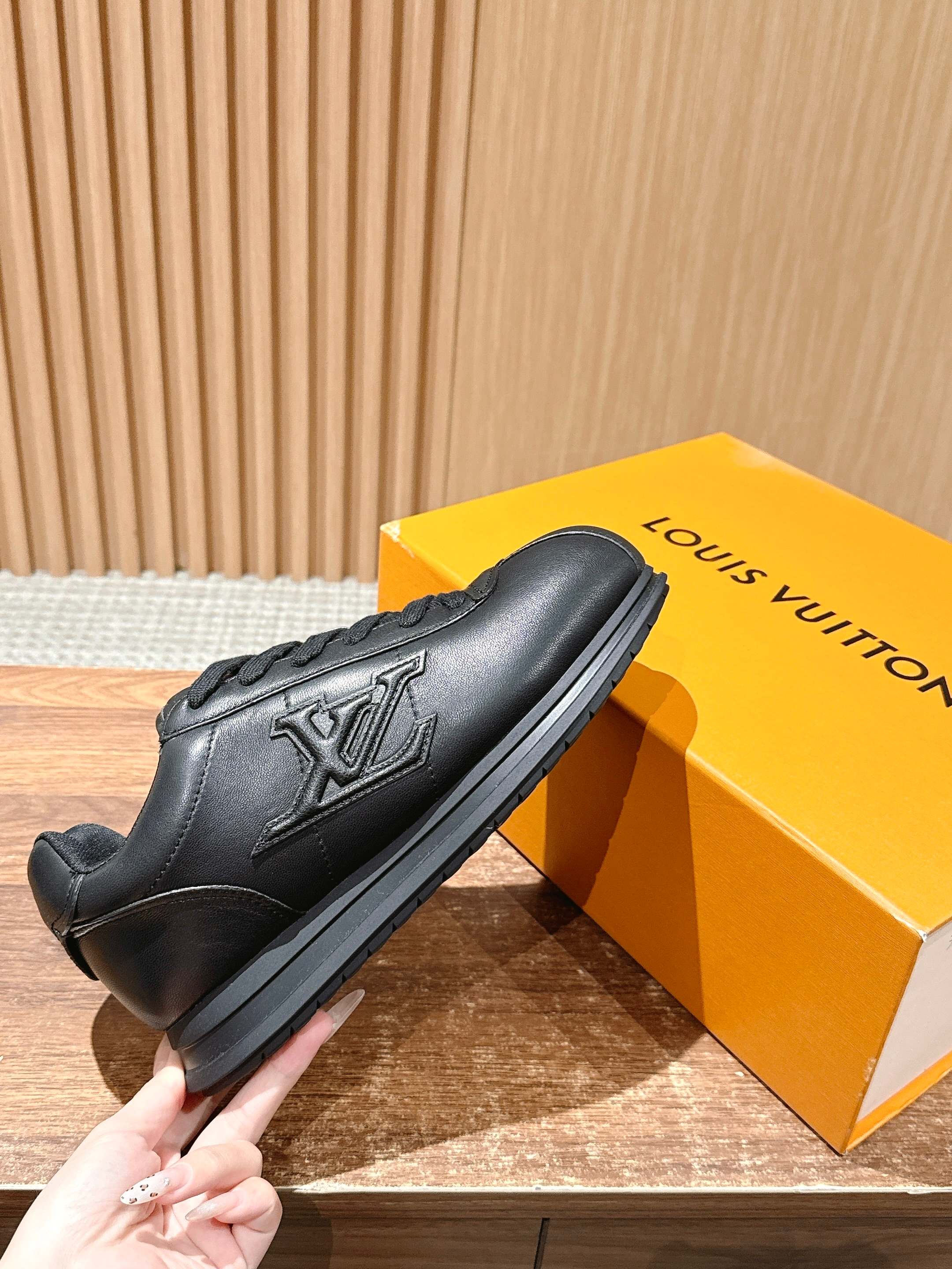 💰390 𝐋𝐨𝐮𝐢𝐬 𝐕𝐮𝐢𝐭𝐭𝐨𝐧「𝐁𝐮𝐭𝐭𝐞𝐫𝐬𝐨𝐟𝐭」驴牌新款休闲运动鞋面包鞋

Pharrell 再度引爆潮流圈！鞋款以细腻的材质和简约设计为特色，迅速吸引了粉丝关注。「Buttersoft」 这款鞋延续了 Pharrell 一贯的潮流审美，与Louis Vuitton 的工艺美学形成巧妙结合。材质的柔软与设计的硬朗对比，为鞋款增添了视觉张力。如果这款鞋证实为两人的再度联手，将意味着这对传奇组合正在为奢侈品行业注入全新的街头能量！

Size：女35-39/40订 男39-46（45/46订）