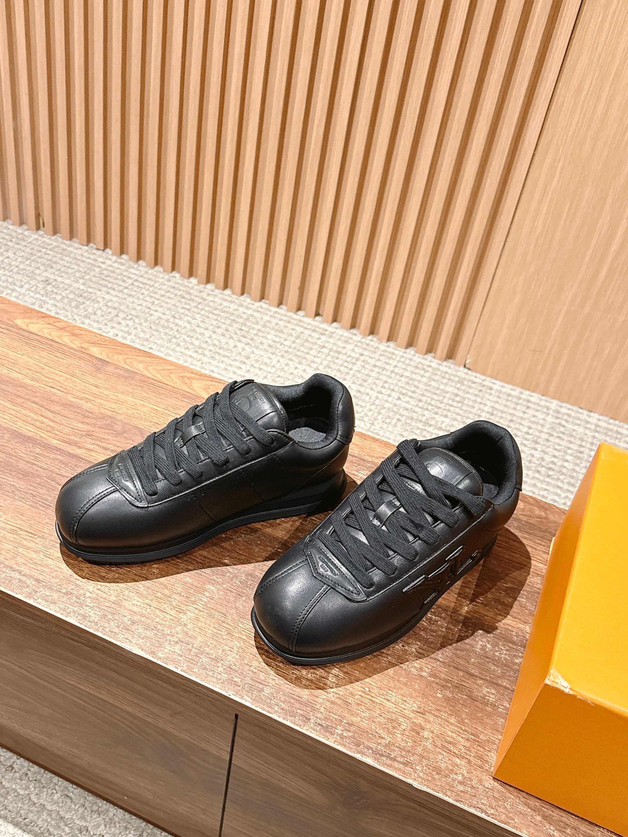 💰390 𝐋𝐨𝐮𝐢𝐬 𝐕𝐮𝐢𝐭𝐭𝐨𝐧「𝐁𝐮𝐭𝐭𝐞𝐫𝐬𝐨𝐟𝐭」驴牌新款休闲运动鞋面包鞋

Pharrell 再度引爆潮流圈！鞋款以细腻的材质和简约设计为特色，迅速吸引了粉丝关注。「Buttersoft」 这款鞋延续了 Pharrell 一贯的潮流审美，与Louis Vuitton 的工艺美学形成巧妙结合。材质的柔软与设计的硬朗对比，为鞋款增添了视觉张力。如果这款鞋证实为两人的再度联手，将意味着这对传奇组合正在为奢侈品行业注入全新的街头能量！

Size：女35-39/40订 男39-46（45/46订）