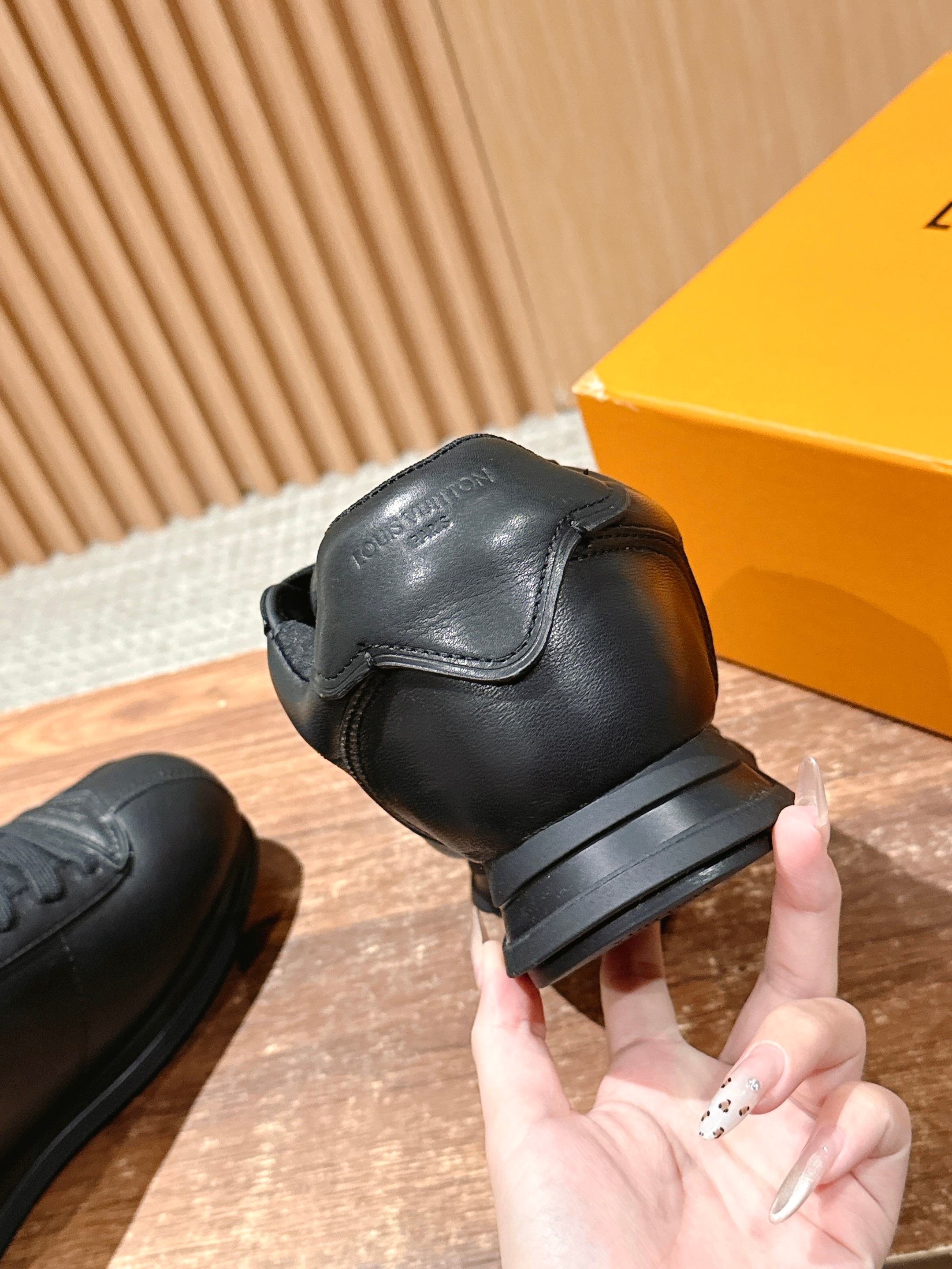 💰390 𝐋𝐨𝐮𝐢𝐬 𝐕𝐮𝐢𝐭𝐭𝐨𝐧「𝐁𝐮𝐭𝐭𝐞𝐫𝐬𝐨𝐟𝐭」驴牌新款休闲运动鞋面包鞋

Pharrell 再度引爆潮流圈！鞋款以细腻的材质和简约设计为特色，迅速吸引了粉丝关注。「Buttersoft」 这款鞋延续了 Pharrell 一贯的潮流审美，与Louis Vuitton 的工艺美学形成巧妙结合。材质的柔软与设计的硬朗对比，为鞋款增添了视觉张力。如果这款鞋证实为两人的再度联手，将意味着这对传奇组合正在为奢侈品行业注入全新的街头能量！

Size：女35-39/40订 男39-46（45/46订）