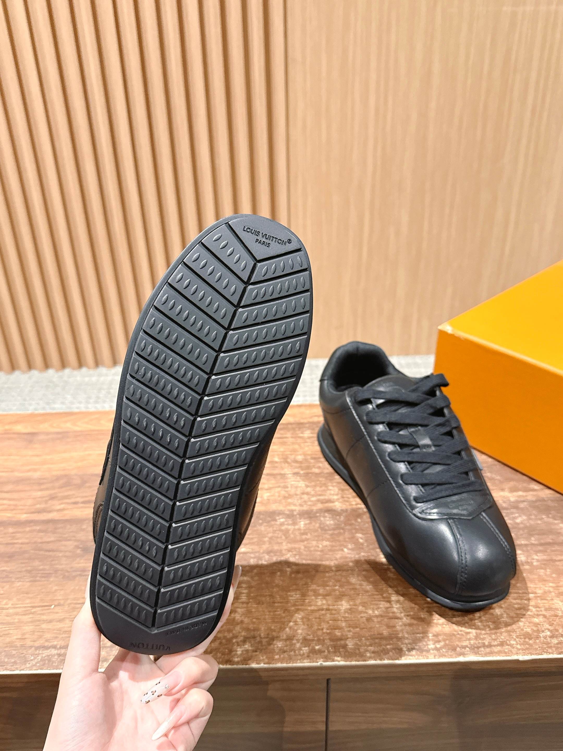 💰390 𝐋𝐨𝐮𝐢𝐬 𝐕𝐮𝐢𝐭𝐭𝐨𝐧「𝐁𝐮𝐭𝐭𝐞𝐫𝐬𝐨𝐟𝐭」驴牌新款休闲运动鞋面包鞋

Pharrell 再度引爆潮流圈！鞋款以细腻的材质和简约设计为特色，迅速吸引了粉丝关注。「Buttersoft」 这款鞋延续了 Pharrell 一贯的潮流审美，与Louis Vuitton 的工艺美学形成巧妙结合。材质的柔软与设计的硬朗对比，为鞋款增添了视觉张力。如果这款鞋证实为两人的再度联手，将意味着这对传奇组合正在为奢侈品行业注入全新的街头能量！

Size：女35-39/40订 男39-46（45/46订）