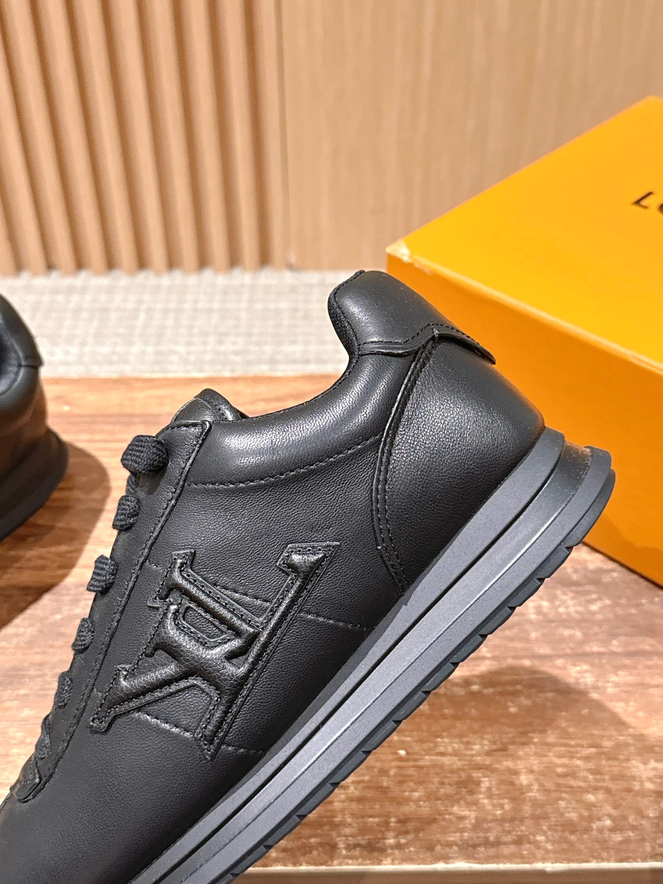 💰390 𝐋𝐨𝐮𝐢𝐬 𝐕𝐮𝐢𝐭𝐭𝐨𝐧「𝐁𝐮𝐭𝐭𝐞𝐫𝐬𝐨𝐟𝐭」驴牌新款休闲运动鞋面包鞋

Pharrell 再度引爆潮流圈！鞋款以细腻的材质和简约设计为特色，迅速吸引了粉丝关注。「Buttersoft」 这款鞋延续了 Pharrell 一贯的潮流审美，与Louis Vuitton 的工艺美学形成巧妙结合。材质的柔软与设计的硬朗对比，为鞋款增添了视觉张力。如果这款鞋证实为两人的再度联手，将意味着这对传奇组合正在为奢侈品行业注入全新的街头能量！

Size：女35-39/40订 男39-46（45/46订）