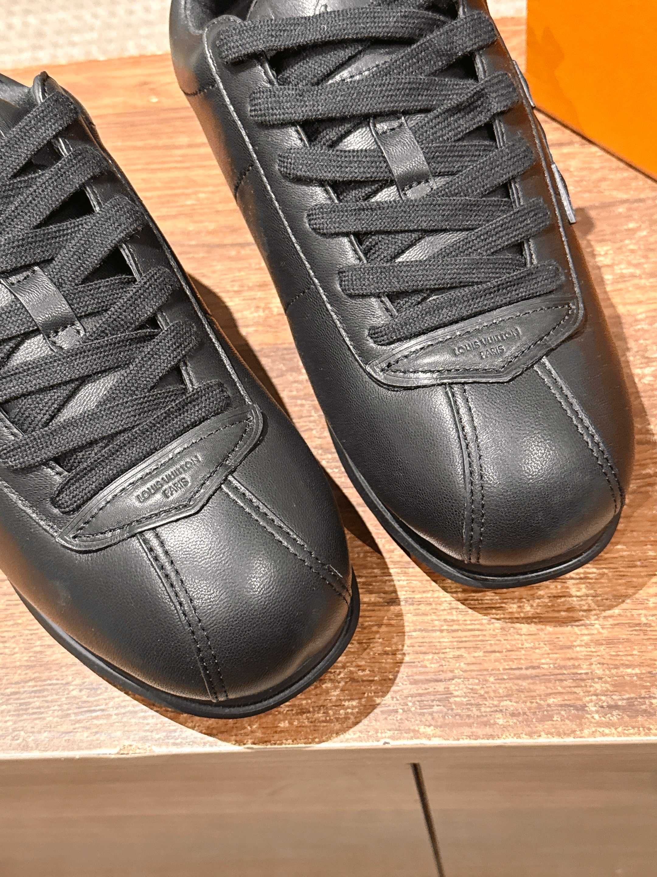 💰390 𝐋𝐨𝐮𝐢𝐬 𝐕𝐮𝐢𝐭𝐭𝐨𝐧「𝐁𝐮𝐭𝐭𝐞𝐫𝐬𝐨𝐟𝐭」驴牌新款休闲运动鞋面包鞋

Pharrell 再度引爆潮流圈！鞋款以细腻的材质和简约设计为特色，迅速吸引了粉丝关注。「Buttersoft」 这款鞋延续了 Pharrell 一贯的潮流审美，与Louis Vuitton 的工艺美学形成巧妙结合。材质的柔软与设计的硬朗对比，为鞋款增添了视觉张力。如果这款鞋证实为两人的再度联手，将意味着这对传奇组合正在为奢侈品行业注入全新的街头能量！

Size：女35-39/40订 男39-46（45/46订）