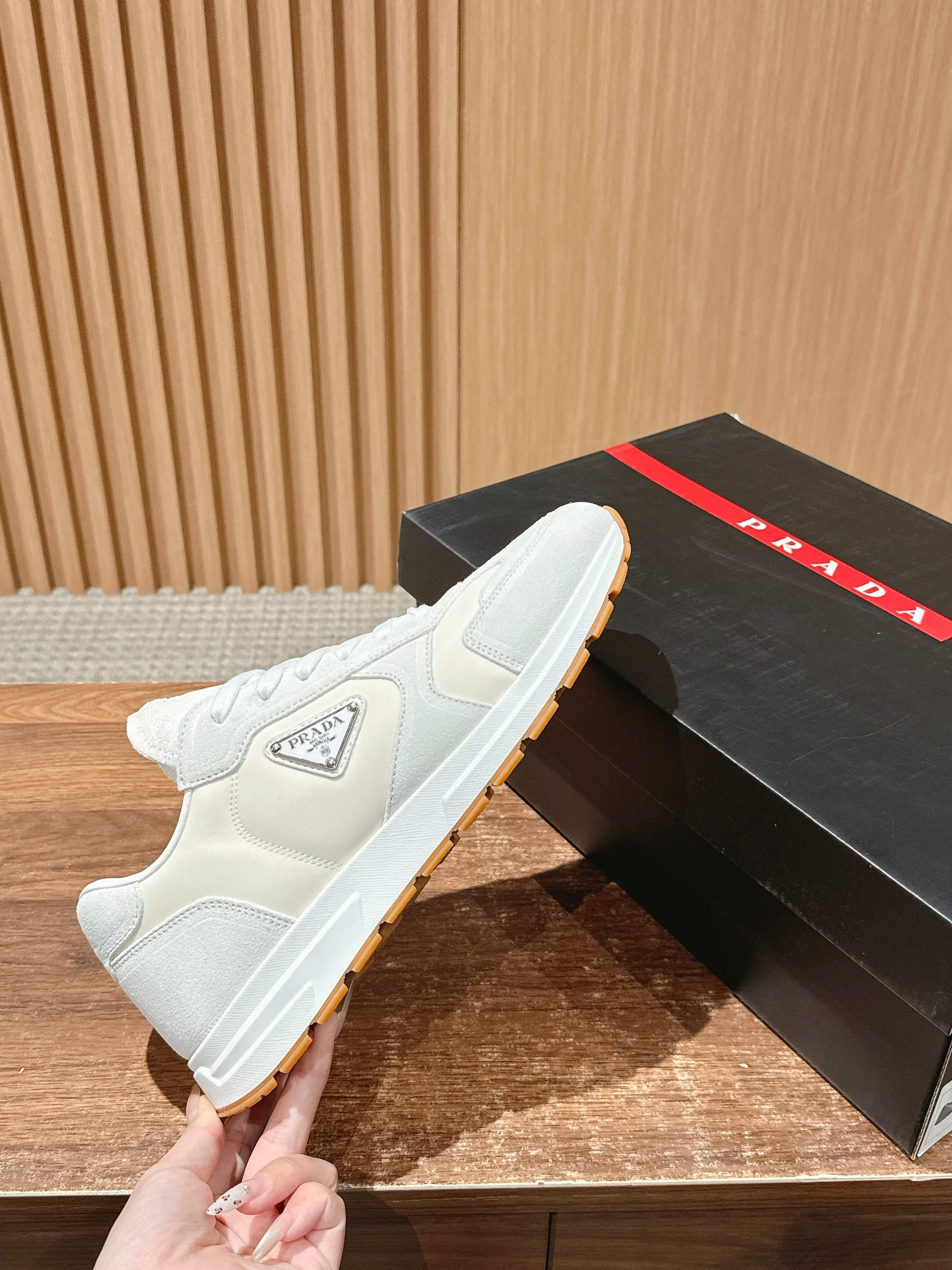 “Prada Men’s Triangular Sports Shoes: Re-Nylon and Gill Skin Fashionable Design, 4.5CM Heel, Size 39-44” - 图片 5