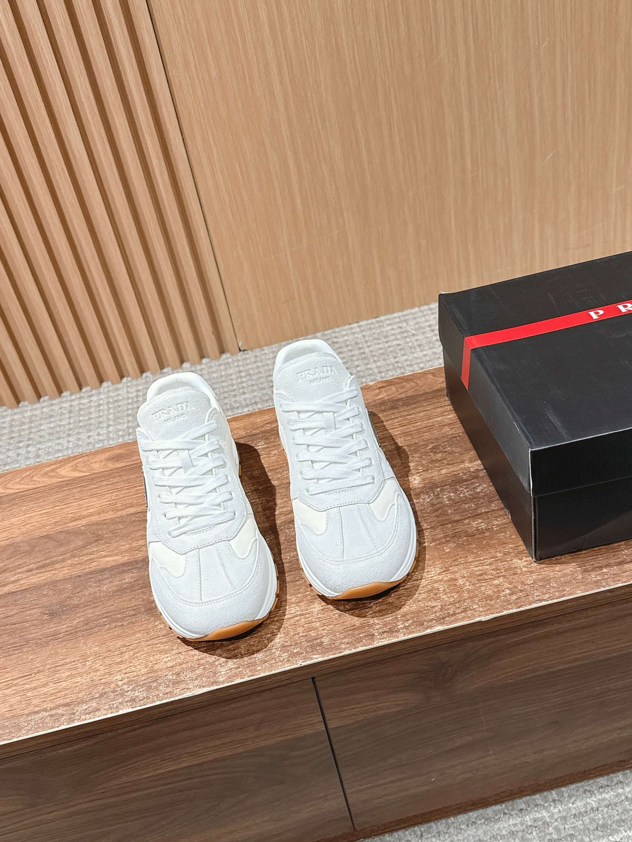“Prada Men’s Triangular Sports Shoes: Re-Nylon and Gill Skin Fashionable Design, 4.5CM Heel, Size 39-44” - 图片 1