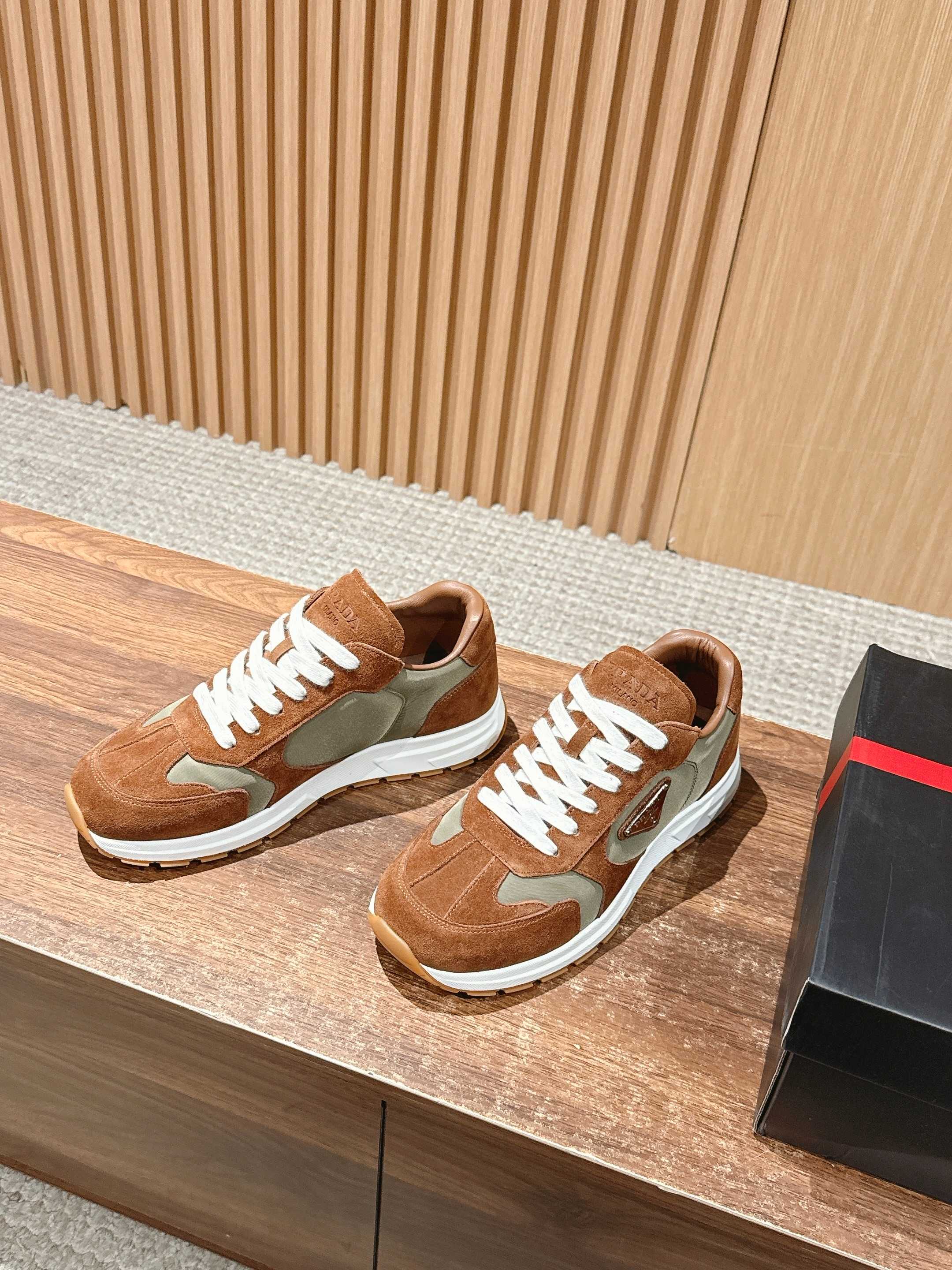 “Prada Men’s Triangular Sports Shoes: Re-Nylon, Fashionable Design, 4.5CM, Size 39-44” - 图片 2