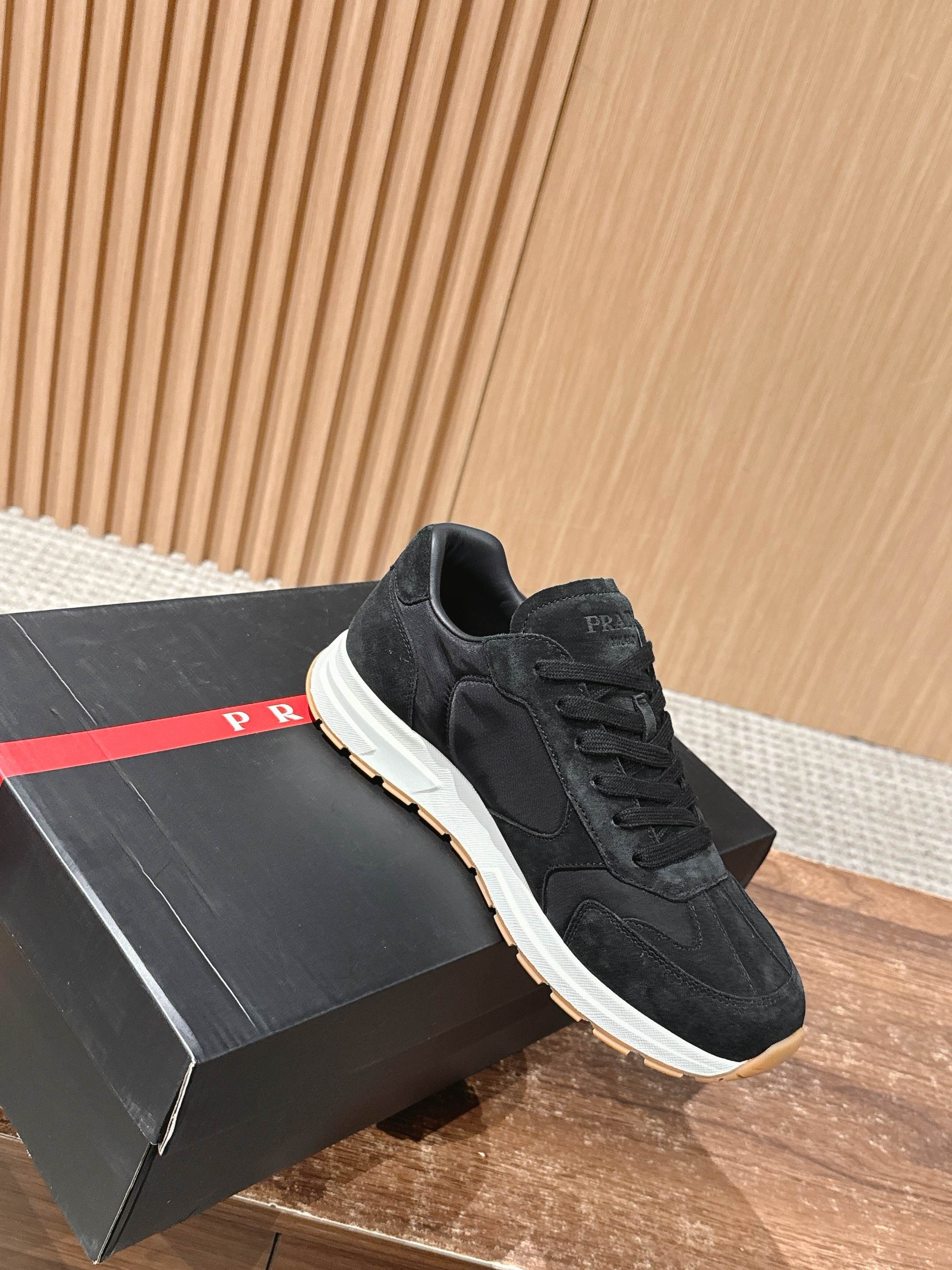 “Prada Men’s Triangular Sports Shoes: Re-Nylon design, 4.5CM heel, sizes 39-44. Released in 38/45.” - 图片 3