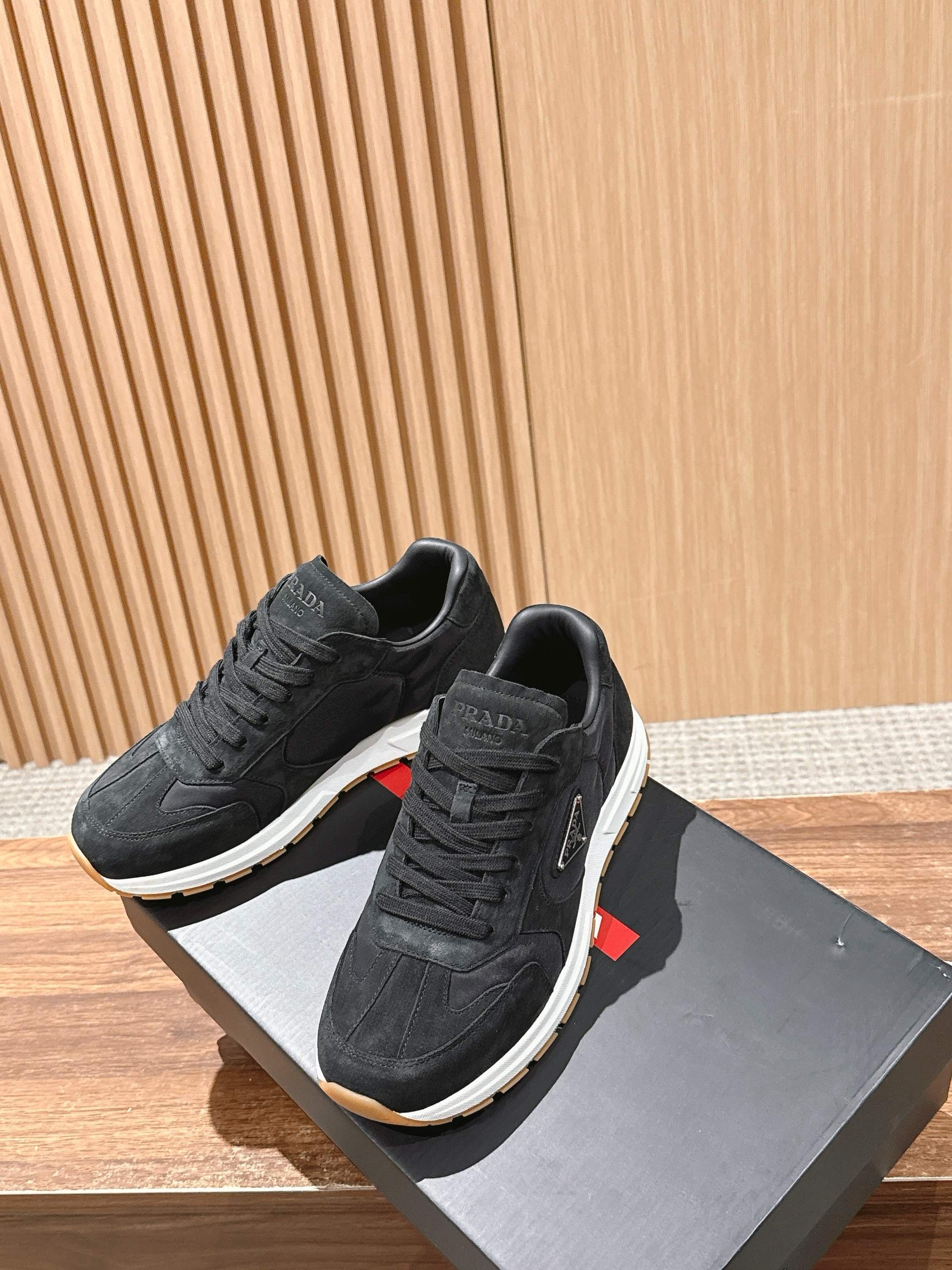 “Prada Men’s Triangular Sports Shoes: Re-Nylon design, 4.5CM heel, sizes 39-44. Released in 38/45.” - 图片 4