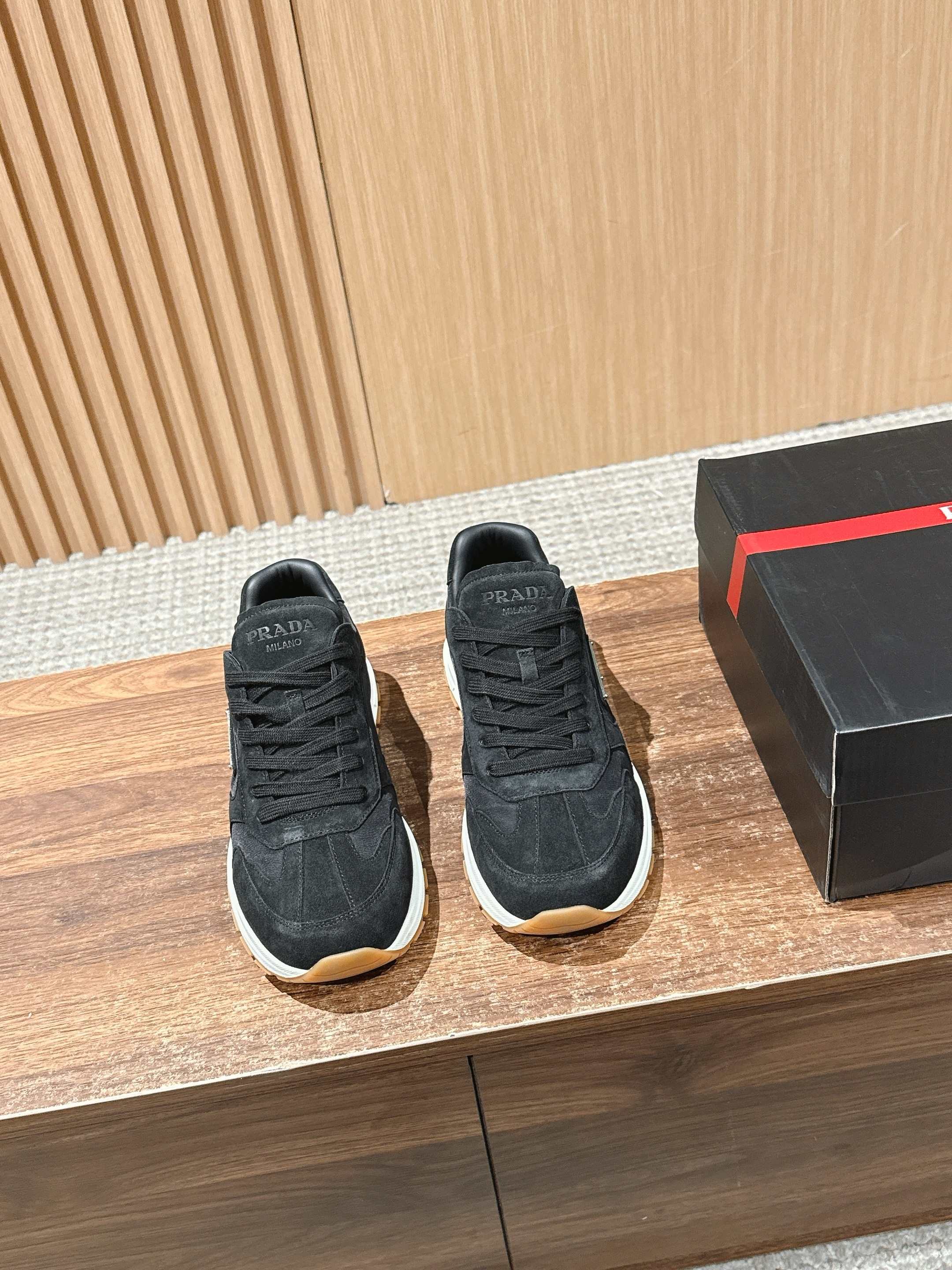 “Prada Men’s Triangular Sports Shoes: Re-Nylon design, 4.5CM heel, sizes 39-44. Released in 38/45.” - 图片 1