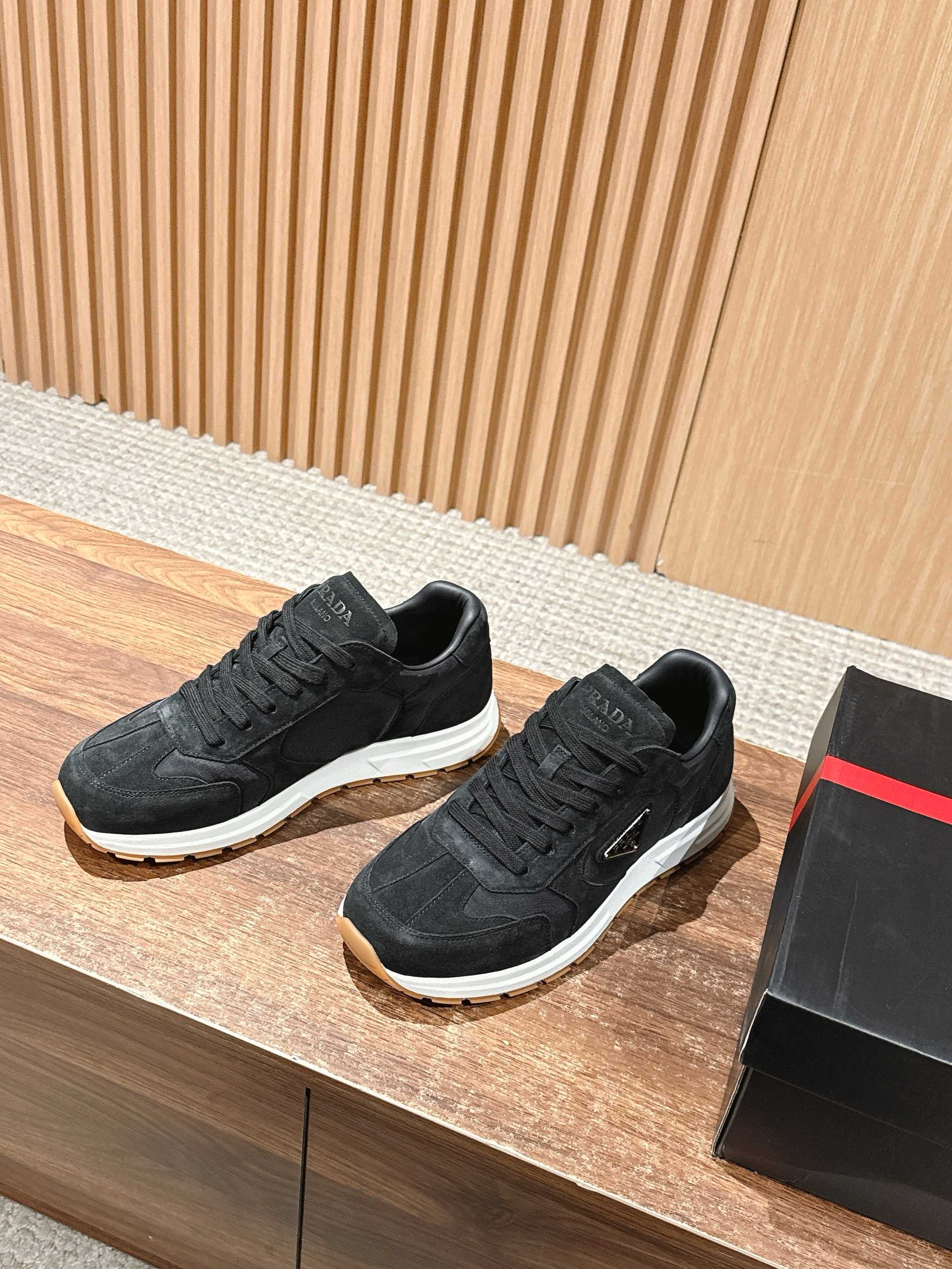 “Prada Men’s Triangular Sports Shoes: Re-Nylon design, 4.5CM heel, sizes 39-44. Released in 38/45.” - 图片 2